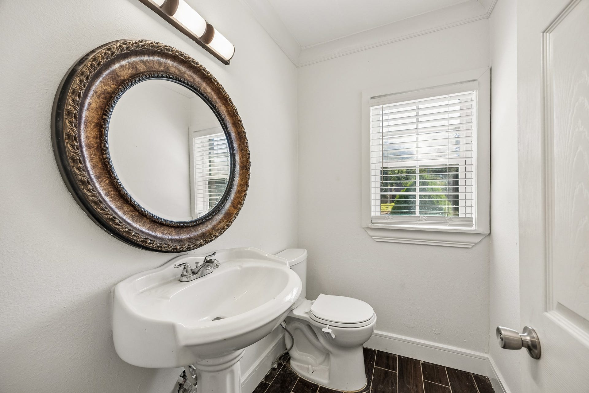 4431 N Roseneath Drive, Houston, TX 77021 Powder room on the first floor.