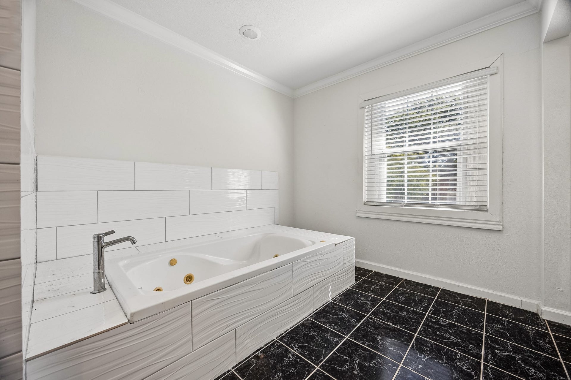 4431 N Roseneath Drive, Houston, TX 77021 Jetted tub