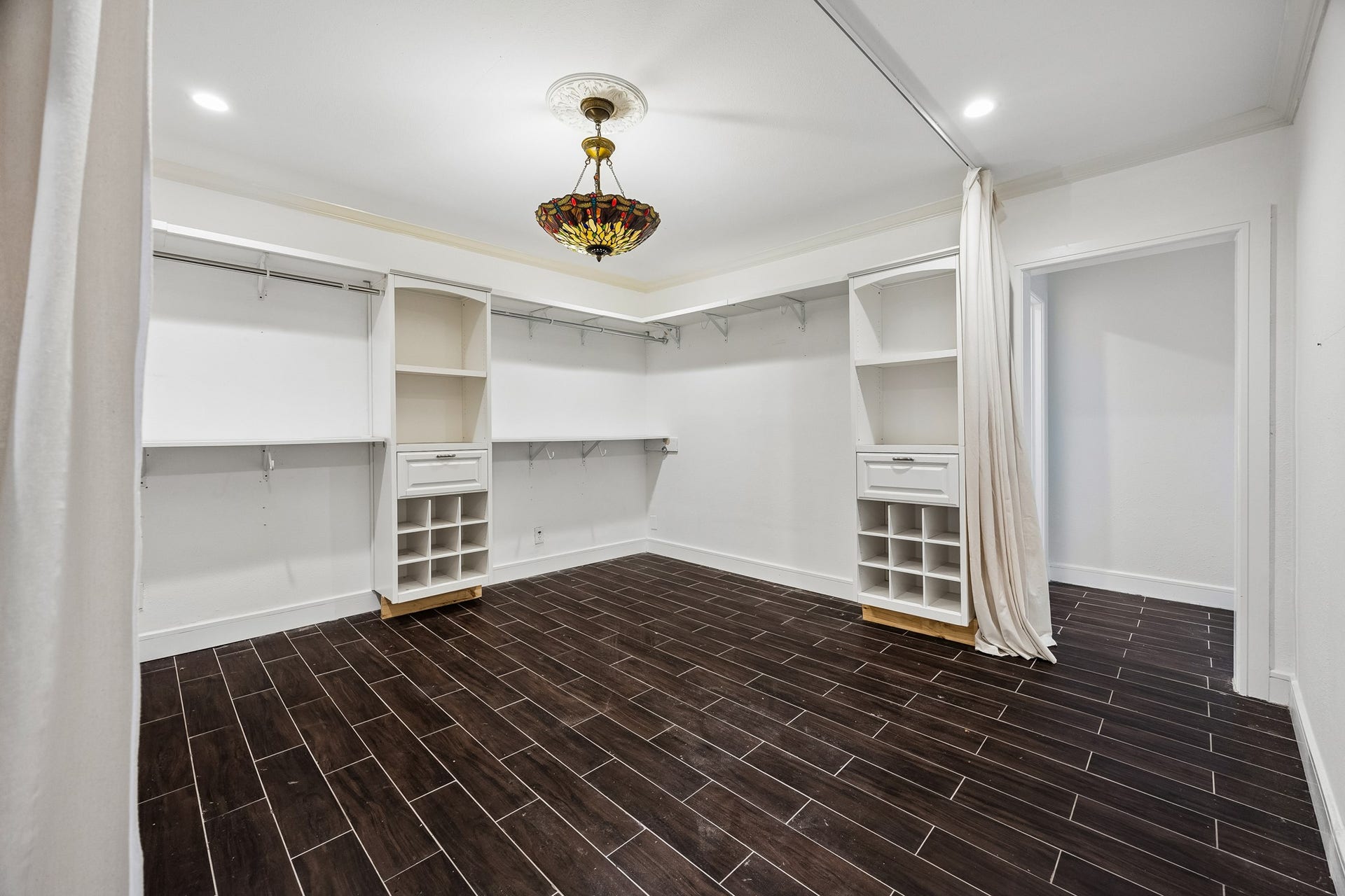 4431 N Roseneath Drive, Houston, TX 77021 Versatile room with built-ins.