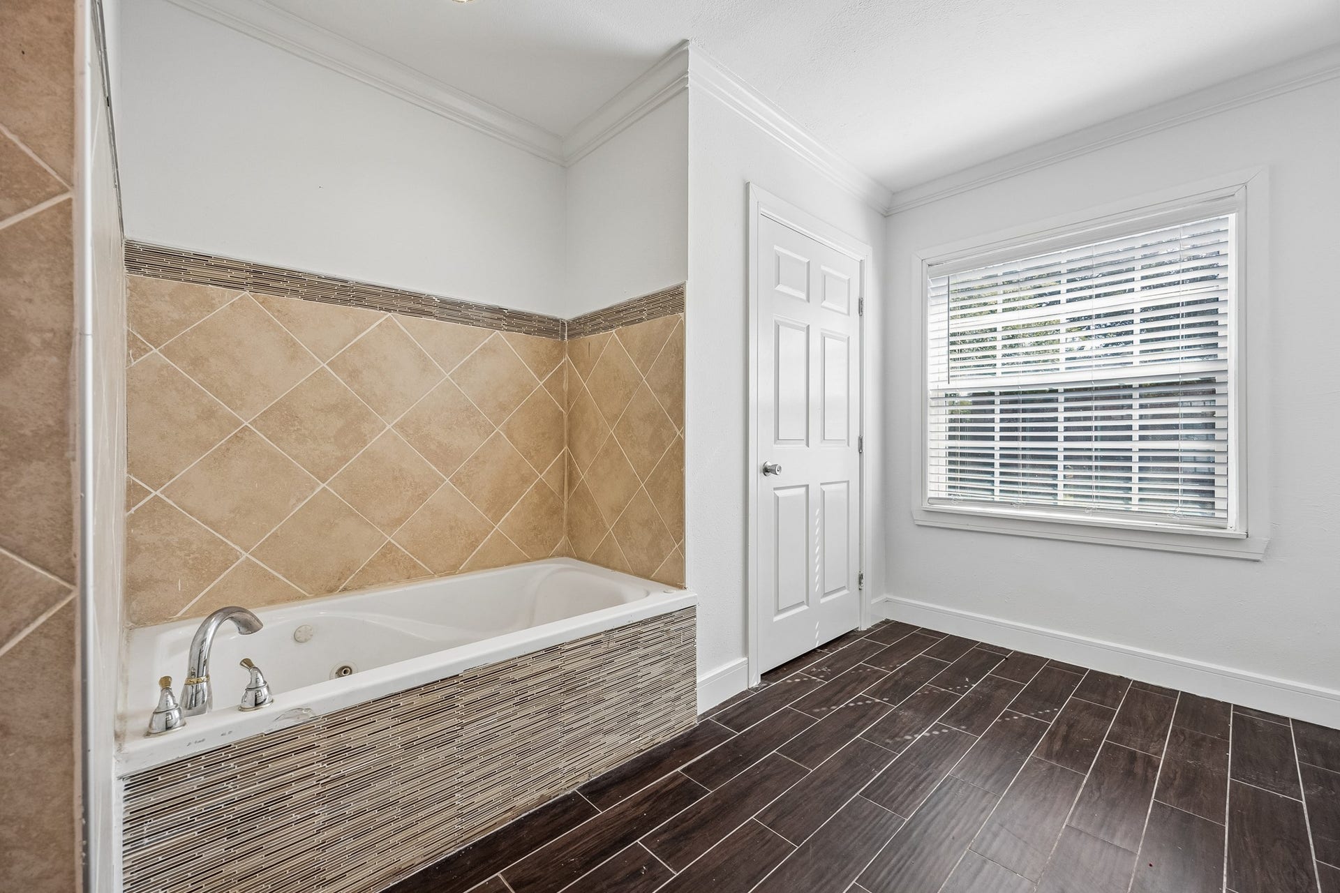 4431 N Roseneath Drive, Houston, TX 77021 Bath tub