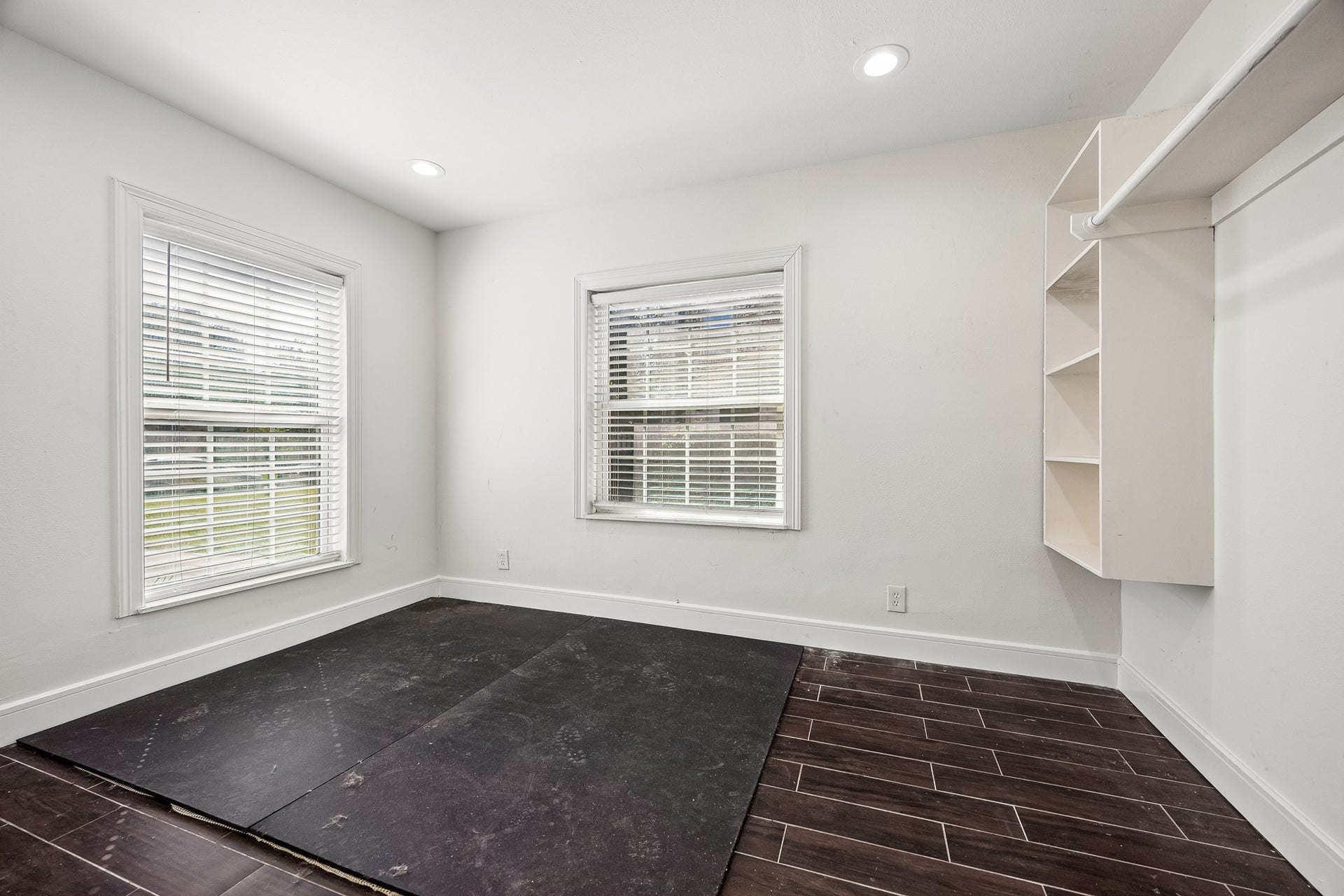 4431 N Roseneath Drive, Houston, TX 77021 Extra room on the first floor with built-ins.