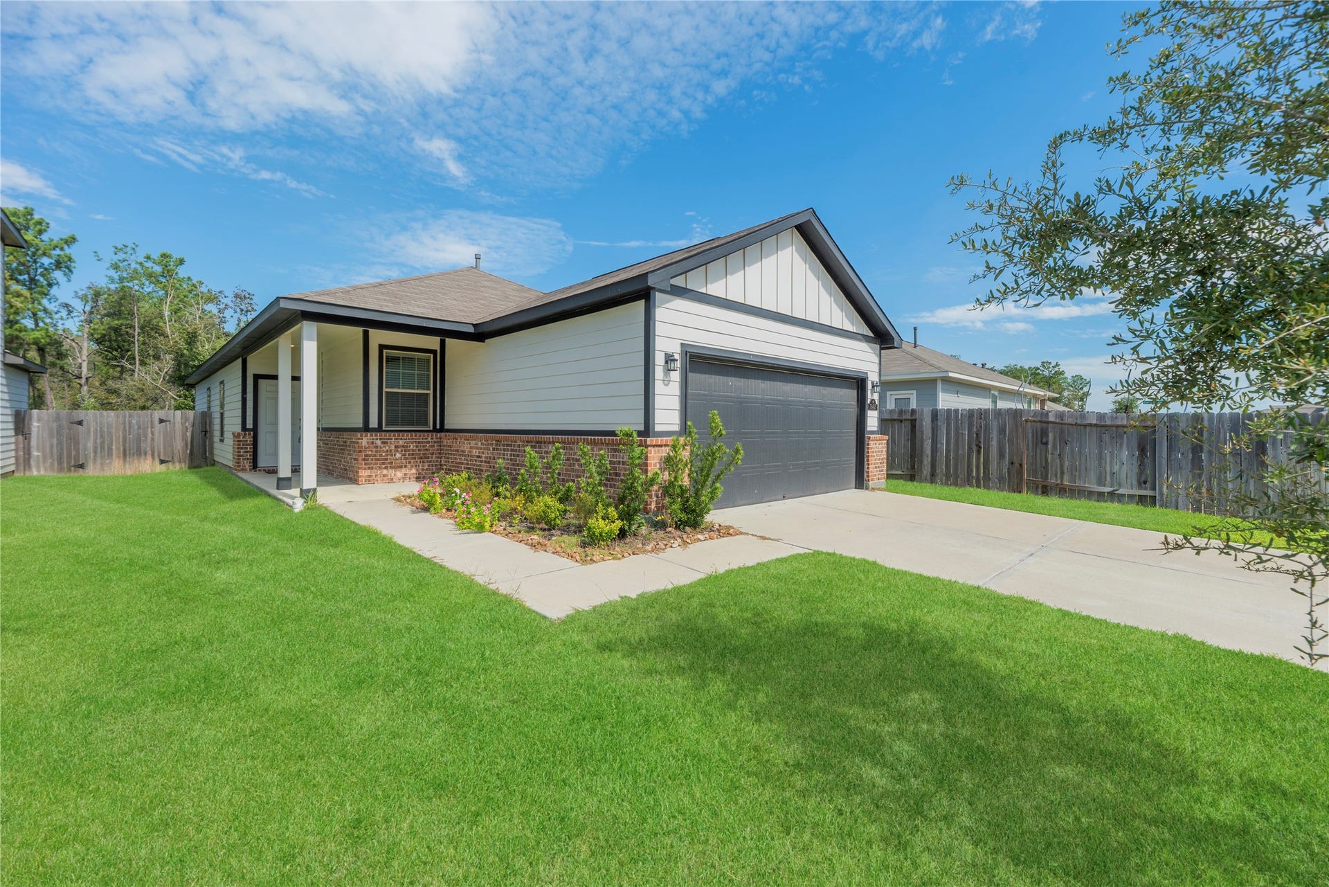 16493 Moss Lane, Porter, TX 77365 A covered front entry, crisp siding and brick accents give this single-story home a welcoming first impression, with an attached garage and a driveway that leads right to your door.