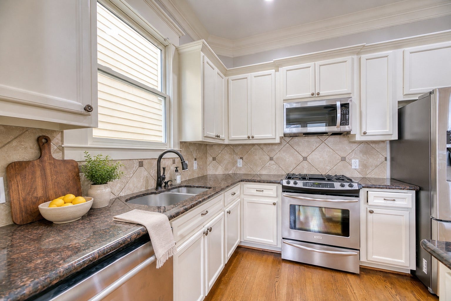 426 W 25th Street, Houston, TX 77008 Virtually staged