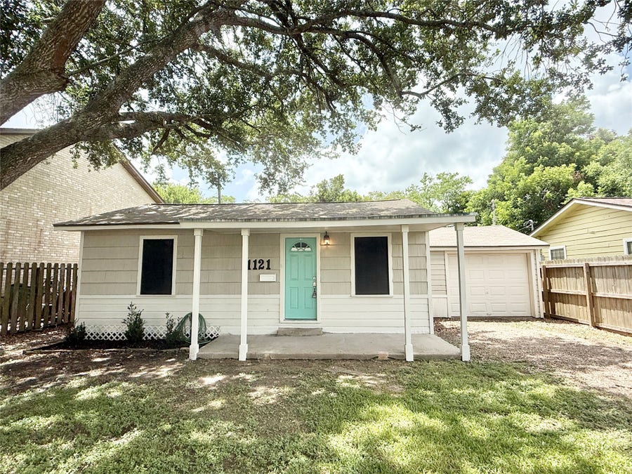 Property photo for 1121 N Chenango Street, Angleton, TX