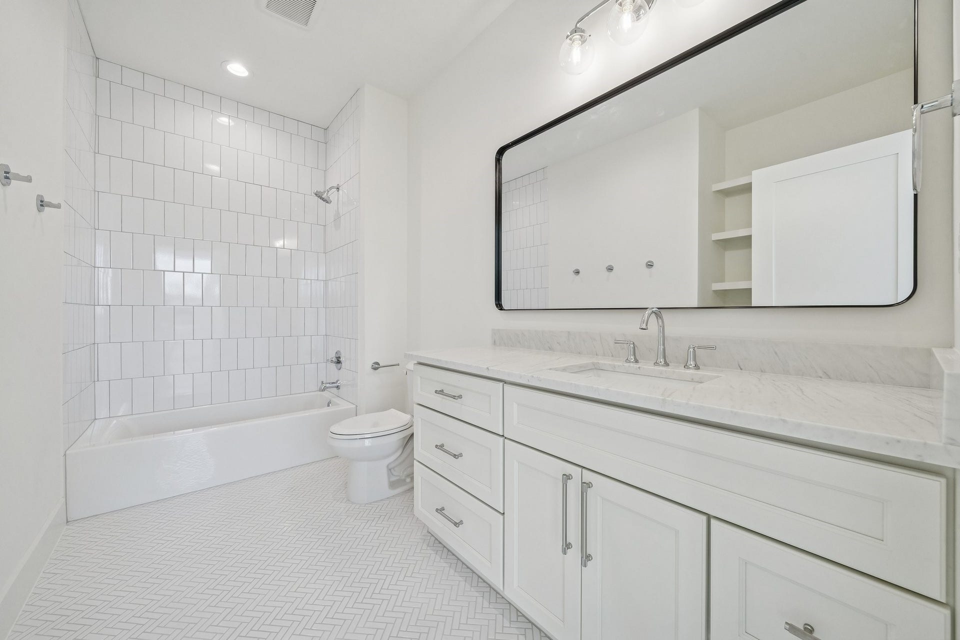 The ensuite bathroom with the upstairs front secondary bedroom.