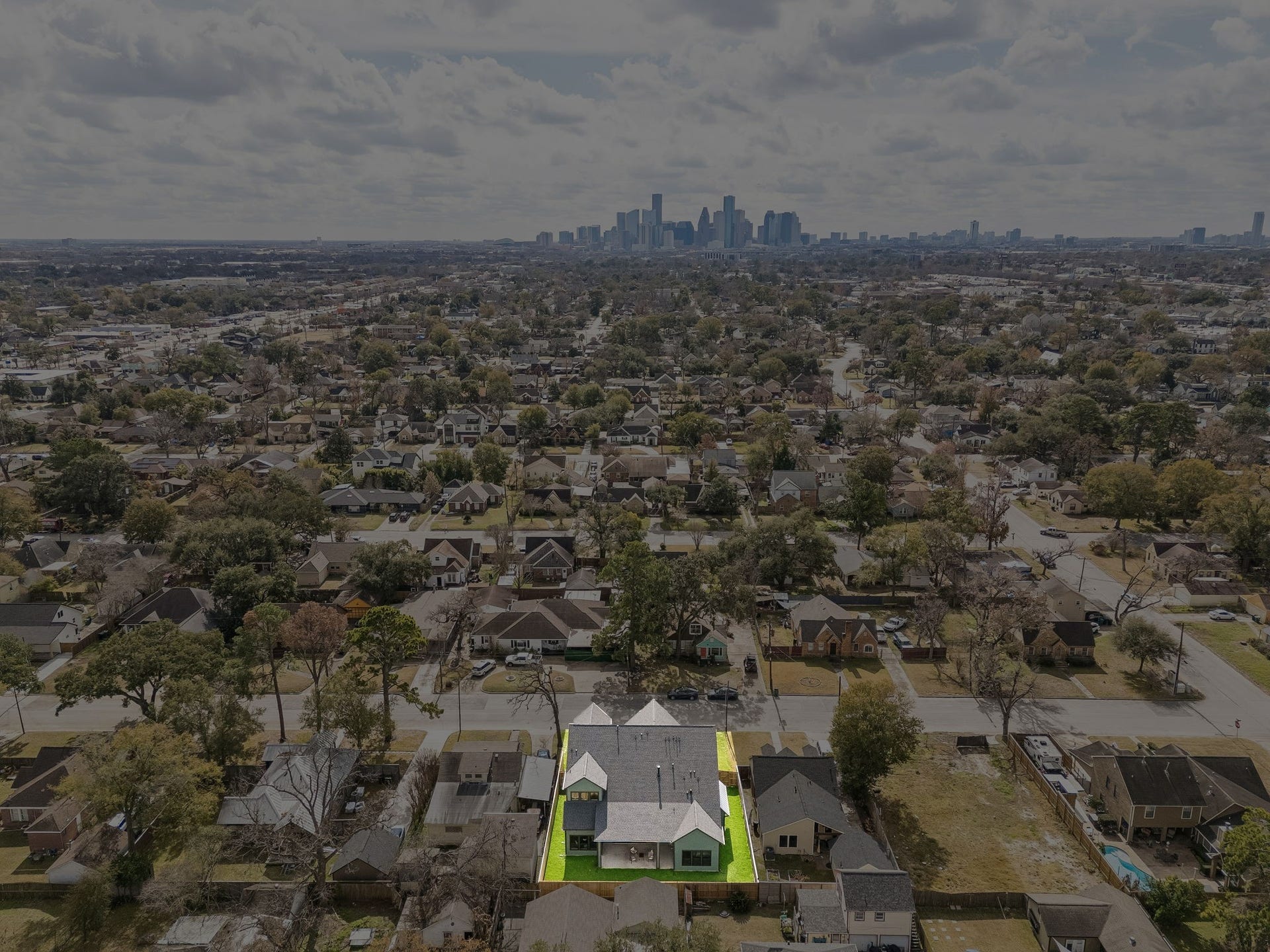 Lindale Park is a hidden gem of a neighborhood inside the loop with easy access to downtown. Just 1 block from the lite rail.