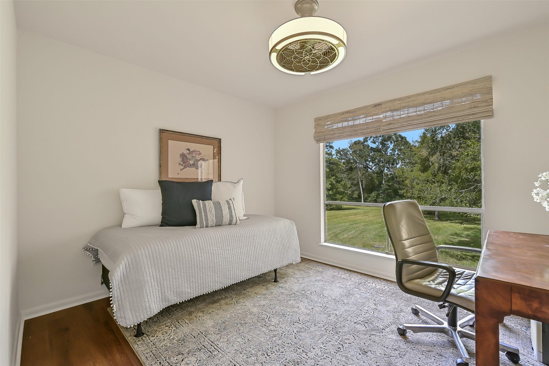300 Courtlandt Place, Friendswood, TX 77546 Currently arranged as a combination bedroom & office, this secondary bedroom features luxury vinyl plank flooring, neutral walls & a large picture window overlooking the beautiful backyard. A walk-in closet provides additional storage, while the adjoining Jack & Jill bath adds convenience.