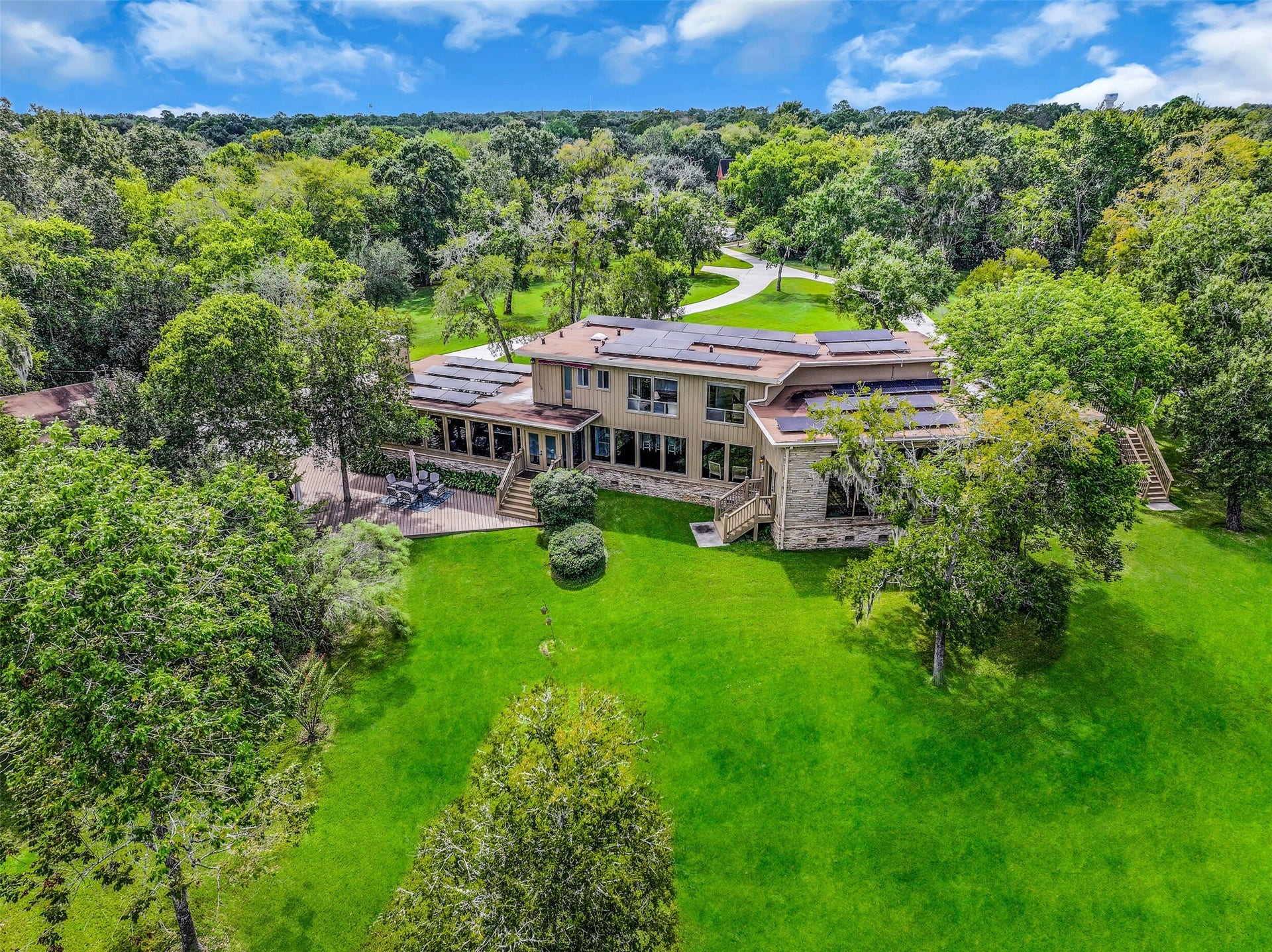 300 Courtlandt Place, Friendswood, TX 77546 Tucked away at the end of a private cul-de-sac, this architecturally distinctive home occupies 4.749 acres near the heart of Friendswood. A sweeping driveway leads through the secluded grounds to the home, surrounded by mature trees, expansive lawns & the natural setting of Cowart Creek.