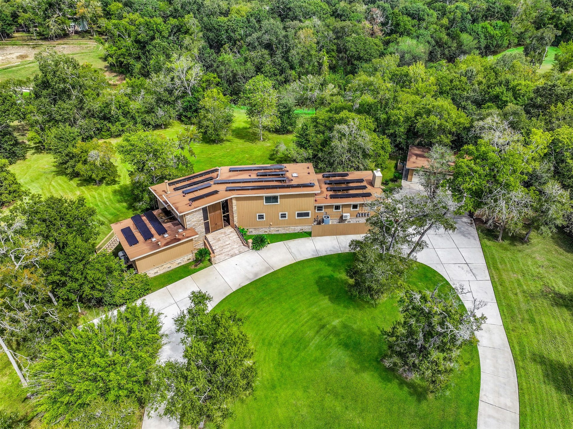 300 Courtlandt Place, Friendswood, TX 77546 From above, the property's unusual configuration becomes clear, with its private approach opening into a generous homesite bordered by natural surroundings. Cowart Creek winds through portions of the acreage, adding to the landscape just minutes from the center of Friendswood.