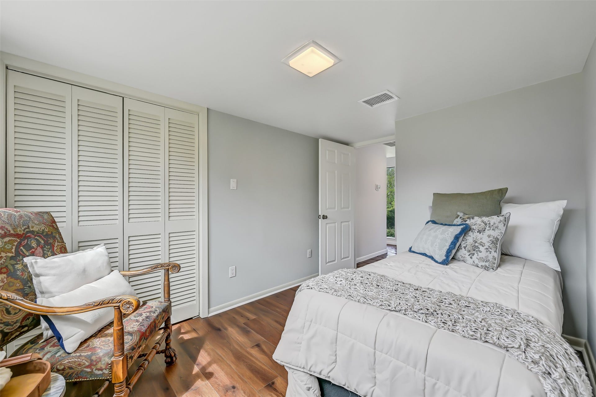 300 Courtlandt Place, Friendswood, TX 77546 Located in the wing between the kitchen & gameroom, this secondary bedroom features luxury vinyl plank flooring, neutral paint, updated lighting & a window overlooking the grounds. A nearby full bathroom adds convenience for guests.