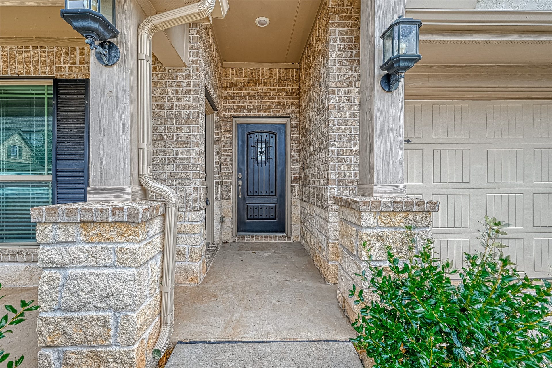 There is a separate entrance to the attached suite with living space, full kitchen, full bath and bedroom. Perfect for a great office space, mother in law suite.