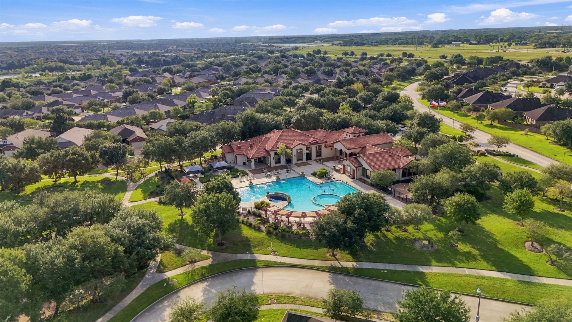 677 Tenuta Lane, League City, TX 77573 Clubhouse and Pool