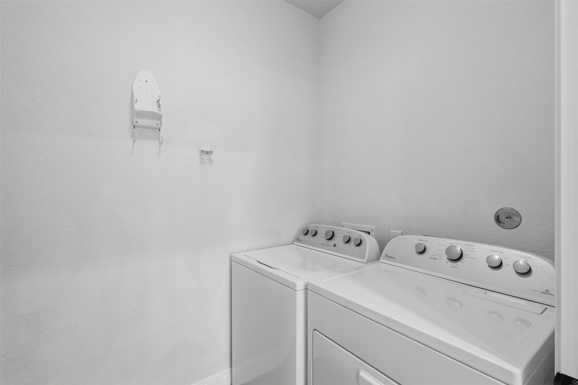 677 Tenuta Lane, League City, TX 77573 Laundry area w/ folding cabinet.