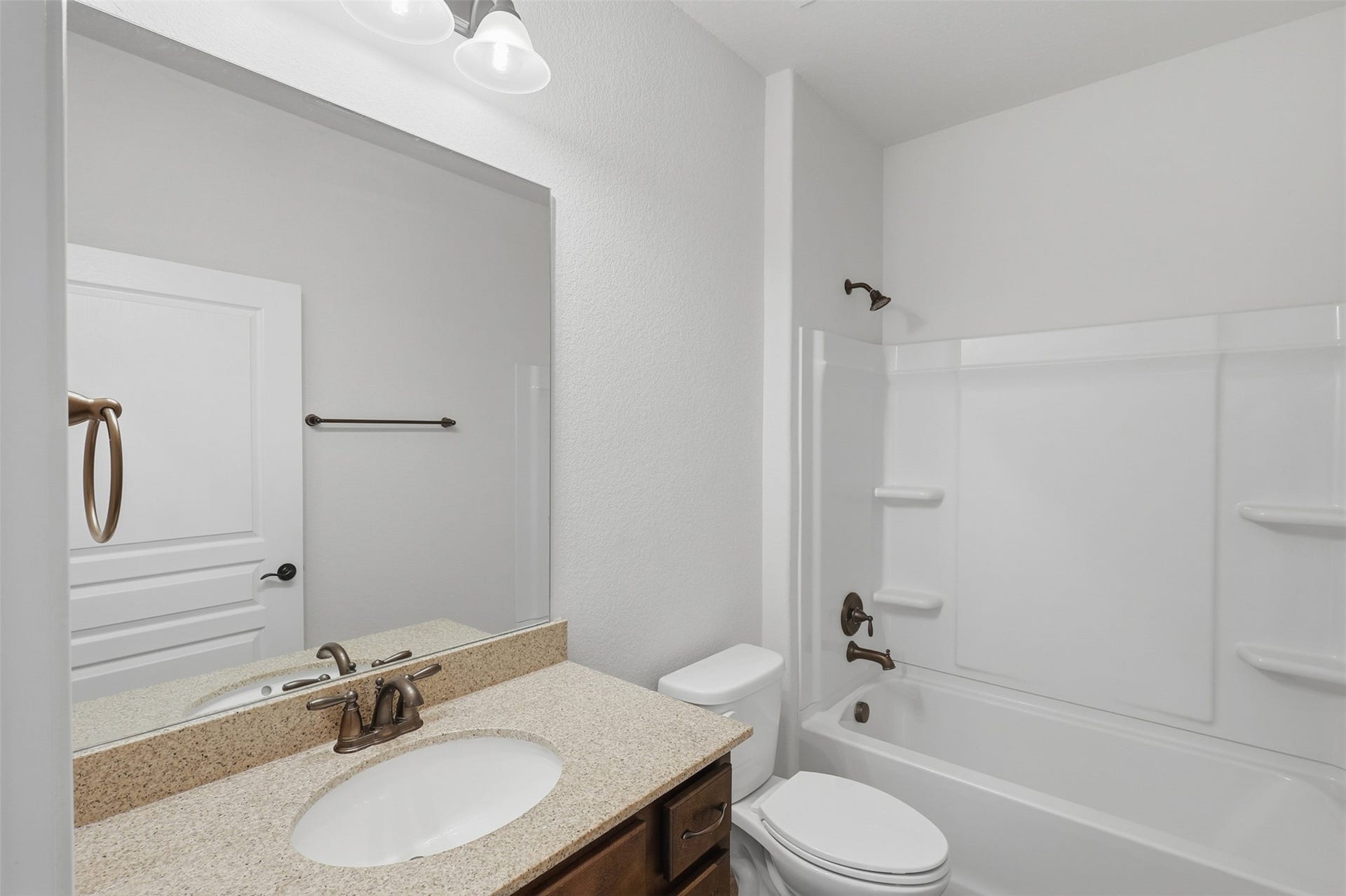 677 Tenuta Lane, League City, TX 77573 2nd Bathroom