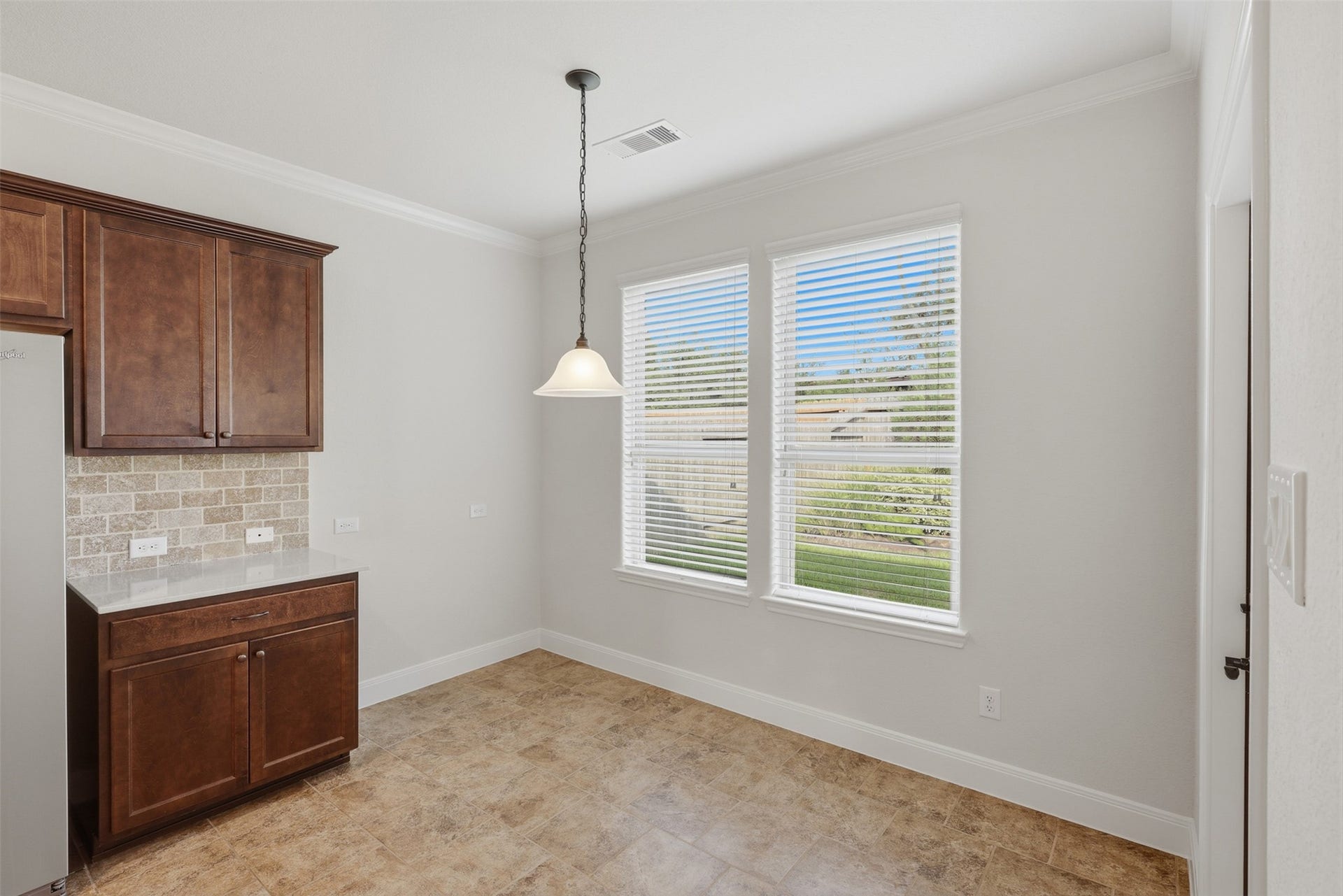 677 Tenuta Lane, League City, TX 77573 Breakfast area w/ extra cabinet space.