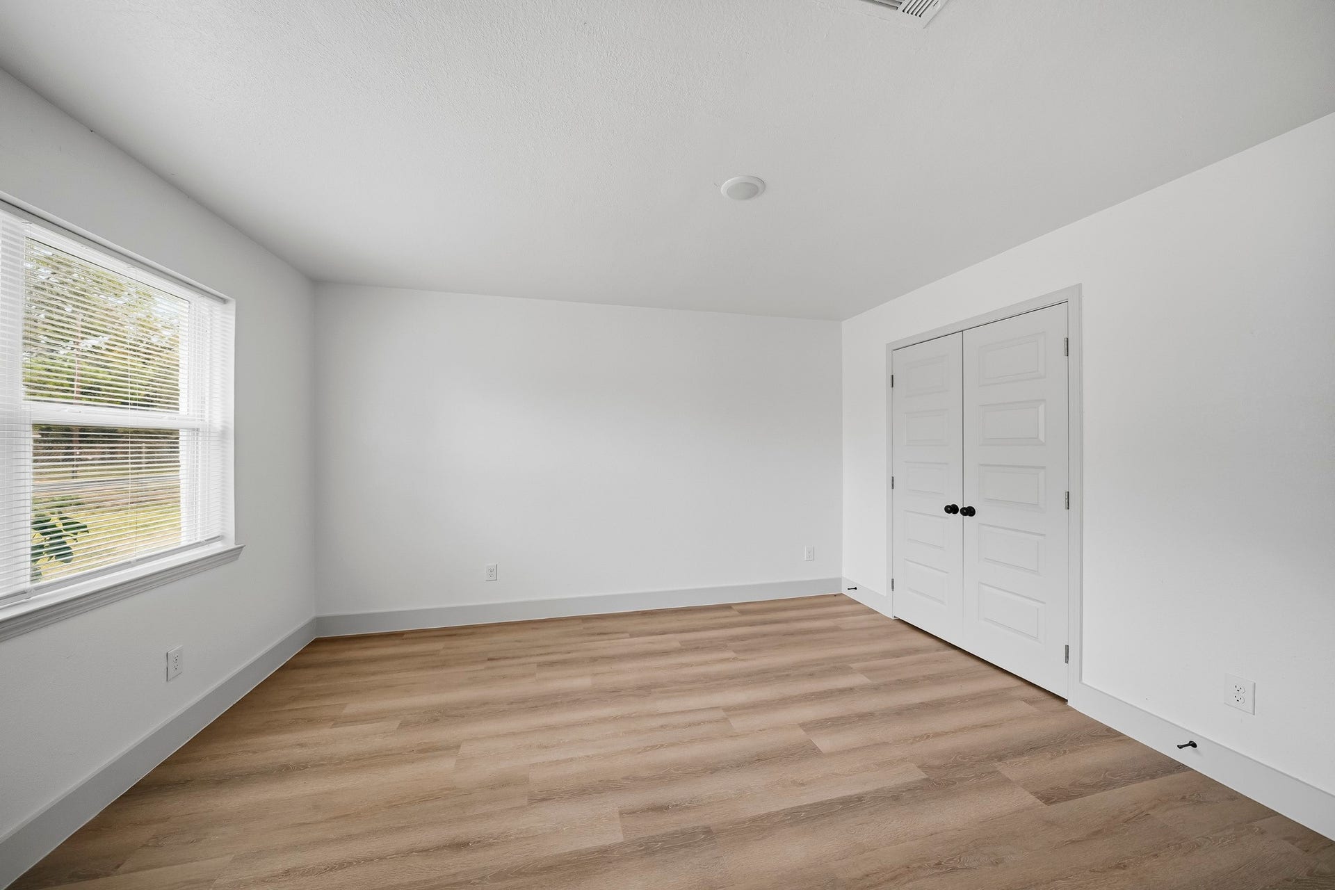 6209 Anderson Street, Texas City, TX 77591 Additional flex space that can be used as a home office, extra bedroom, or whatever best suits your needs.
