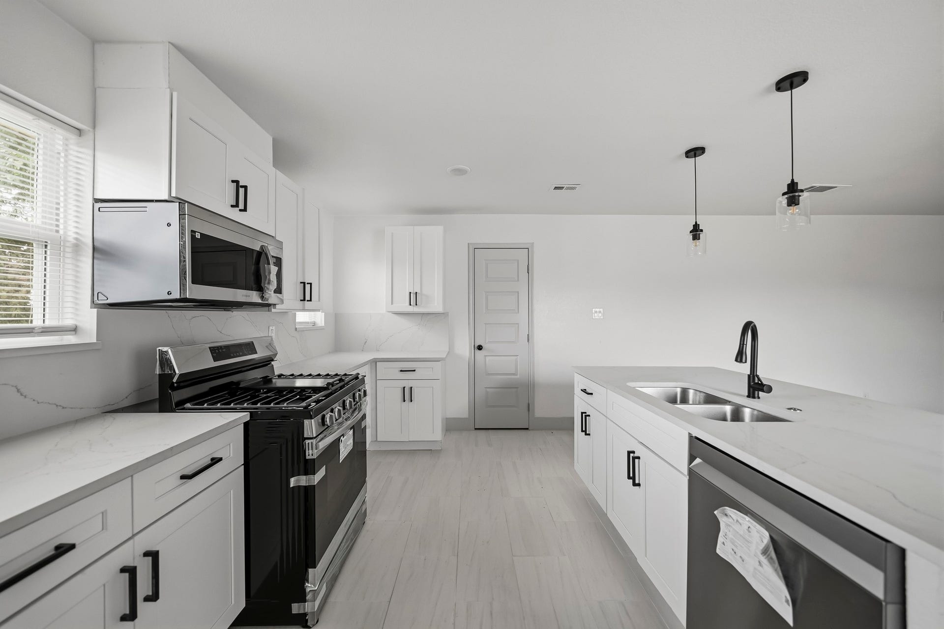 6209 Anderson Street, Texas City, TX 77591 Enjoy a new stove, microwave and dishwasher.