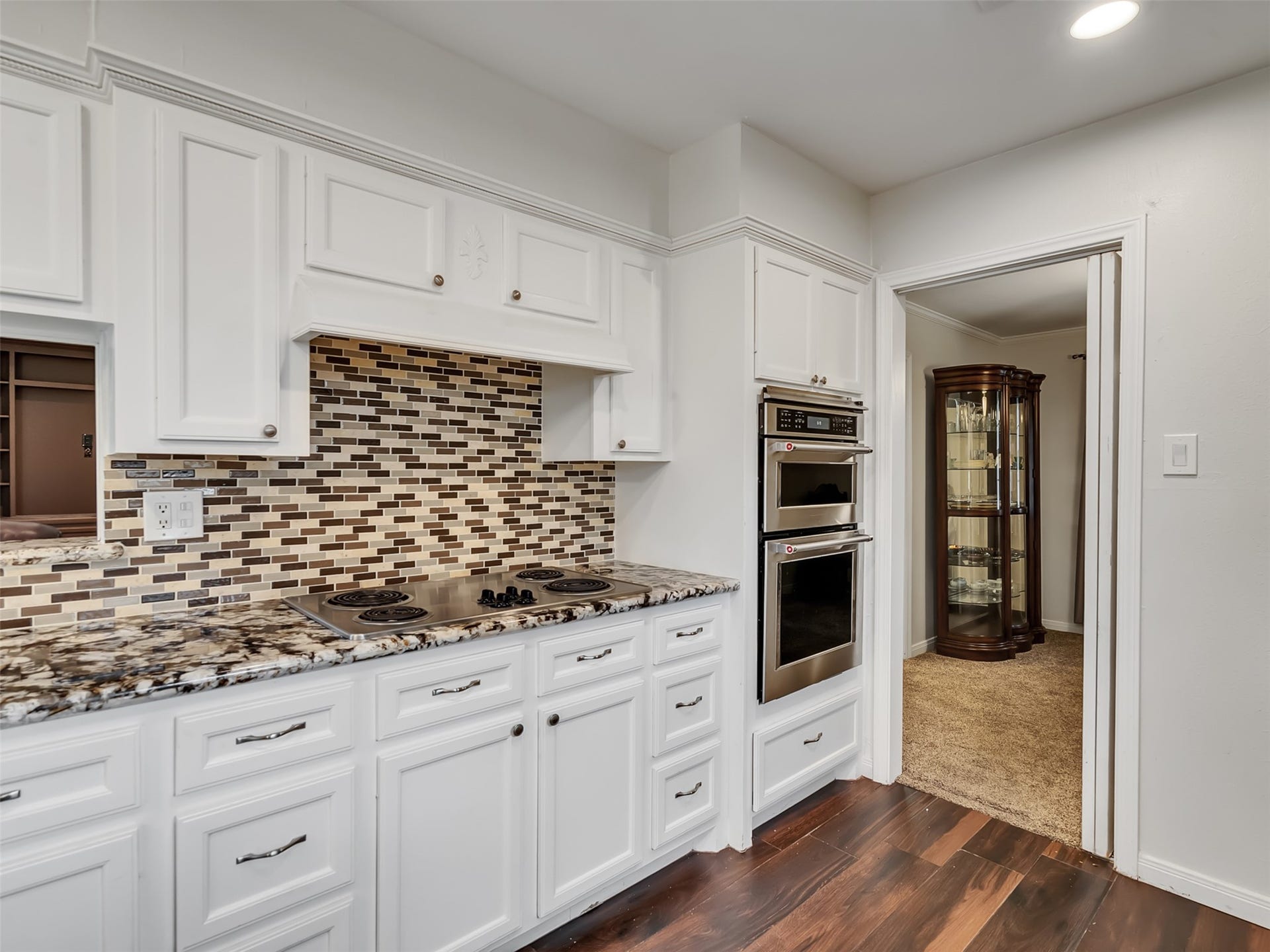3017 Inwood Drive, Dickinson, TX 77539 Storage goals achieved. This beautifully designed kitchen features an abundance of drawers and smart storage space, making organization effortless while keeping everything right at your fingertips.
