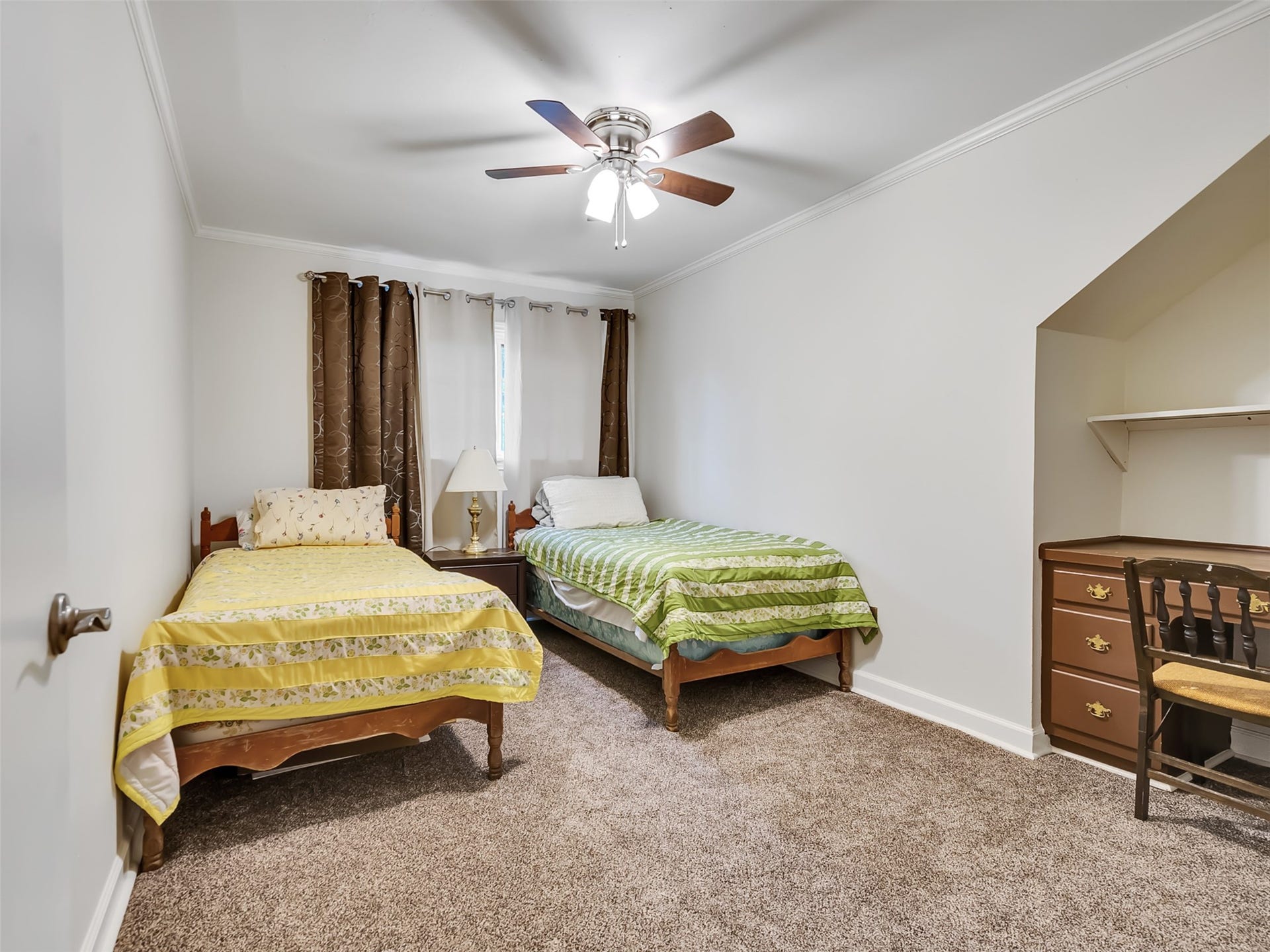 3017 Inwood Drive, Dickinson, TX 77539 The 5th bedroom offers a built-in desk.