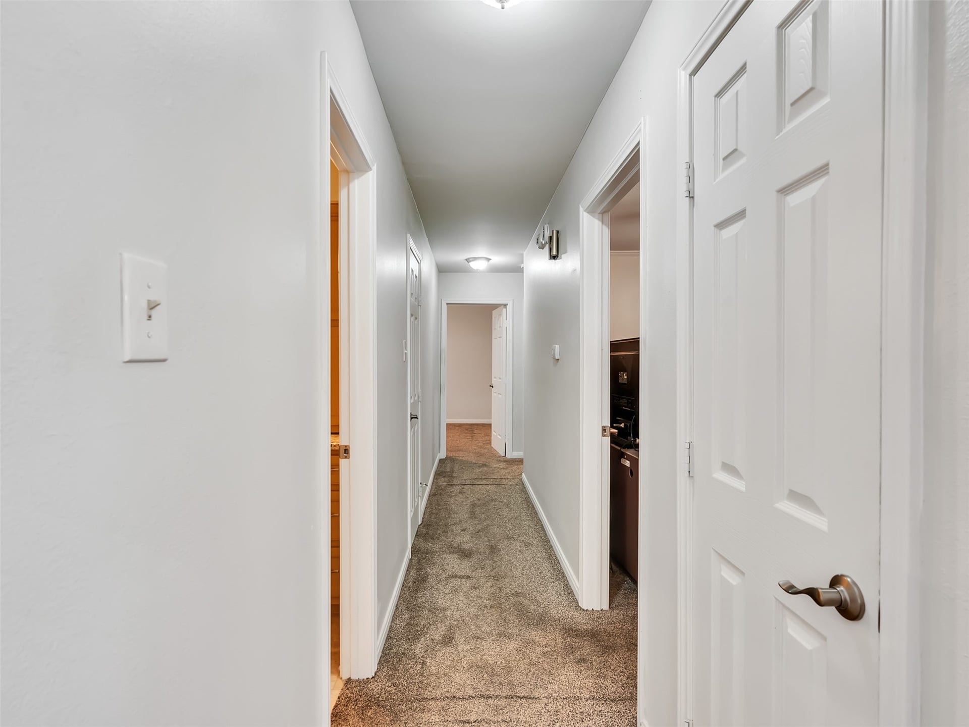 3017 Inwood Drive, Dickinson, TX 77539 This Hallway leads to 3 bedrooms downstairs and 2 baths.