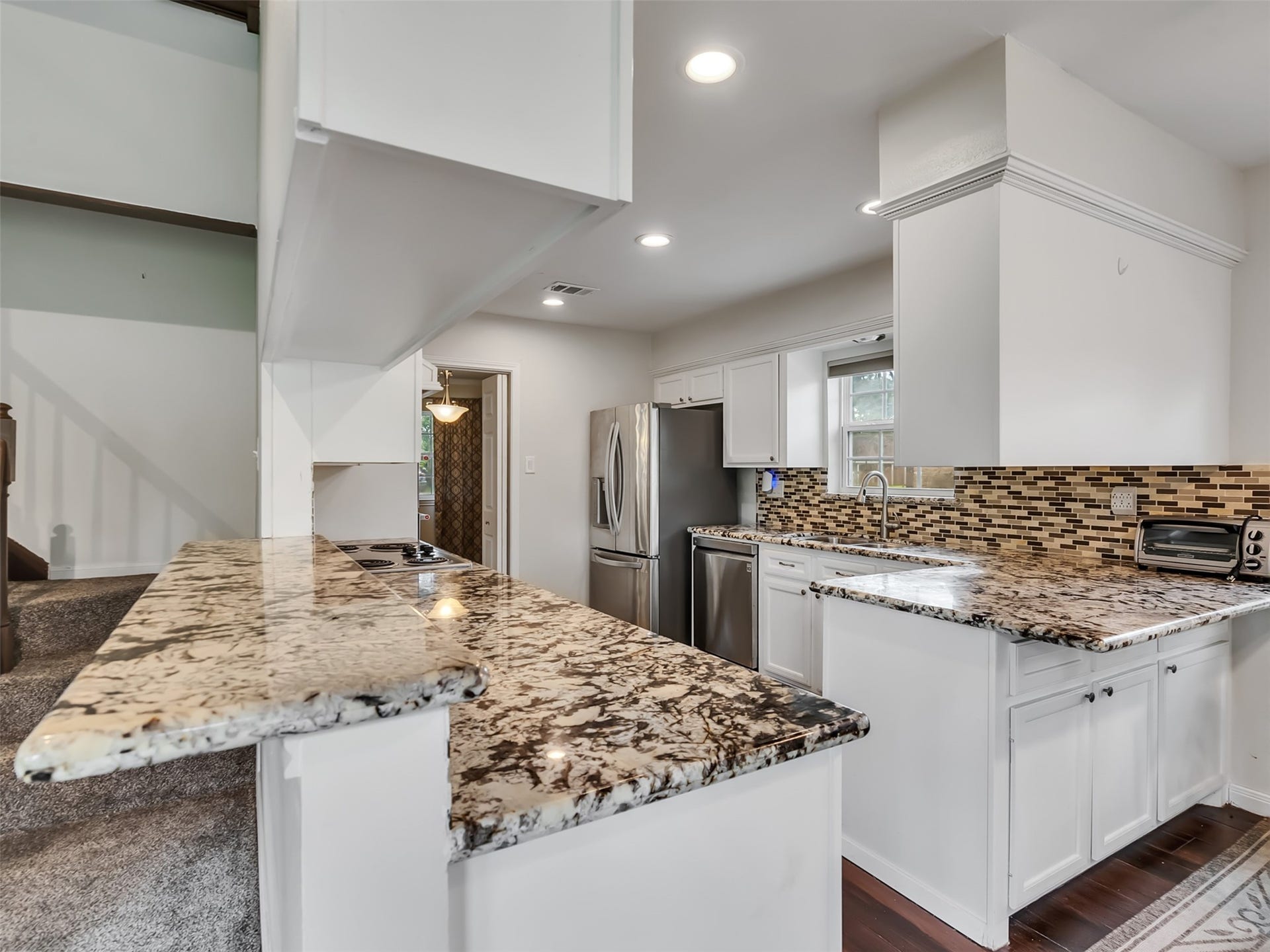 3017 Inwood Drive, Dickinson, TX 77539 A perfect blend of style and functionality for everyday living and entertaining. Stainless appiances and pull out drawers in the cabinets makes this kitchen a real winner.