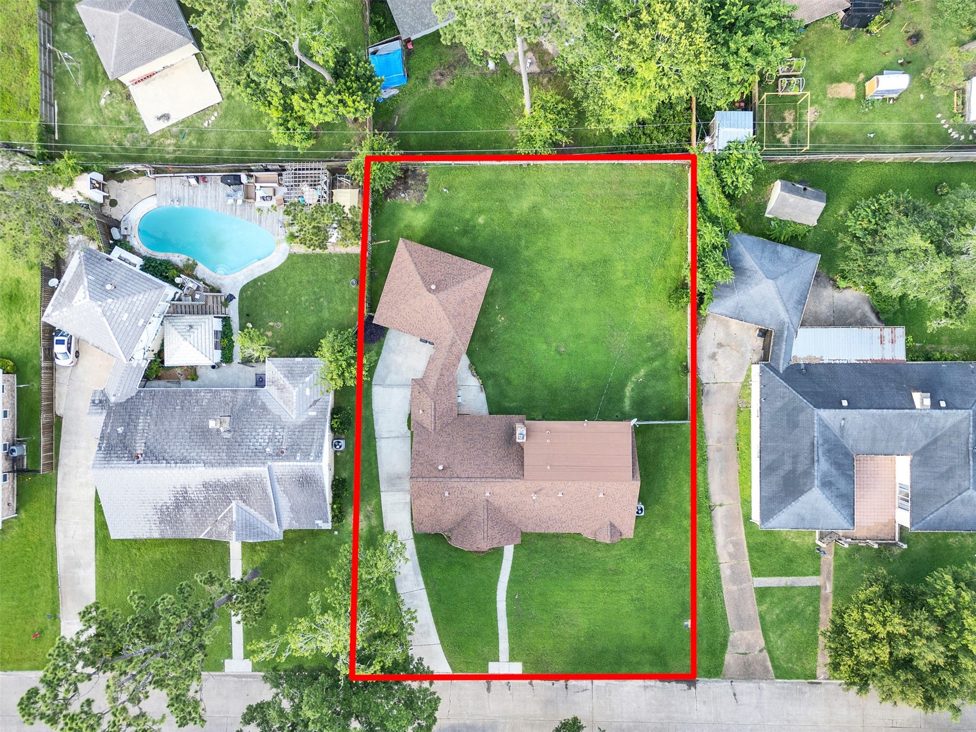 3017 Inwood Drive, Dickinson, TX 77539 Big home, bigger possibilities. From this aerial view, you can truly appreciate the expansive backyard space, pool size yard, and room to entertain, relax, and make memories for years to come.