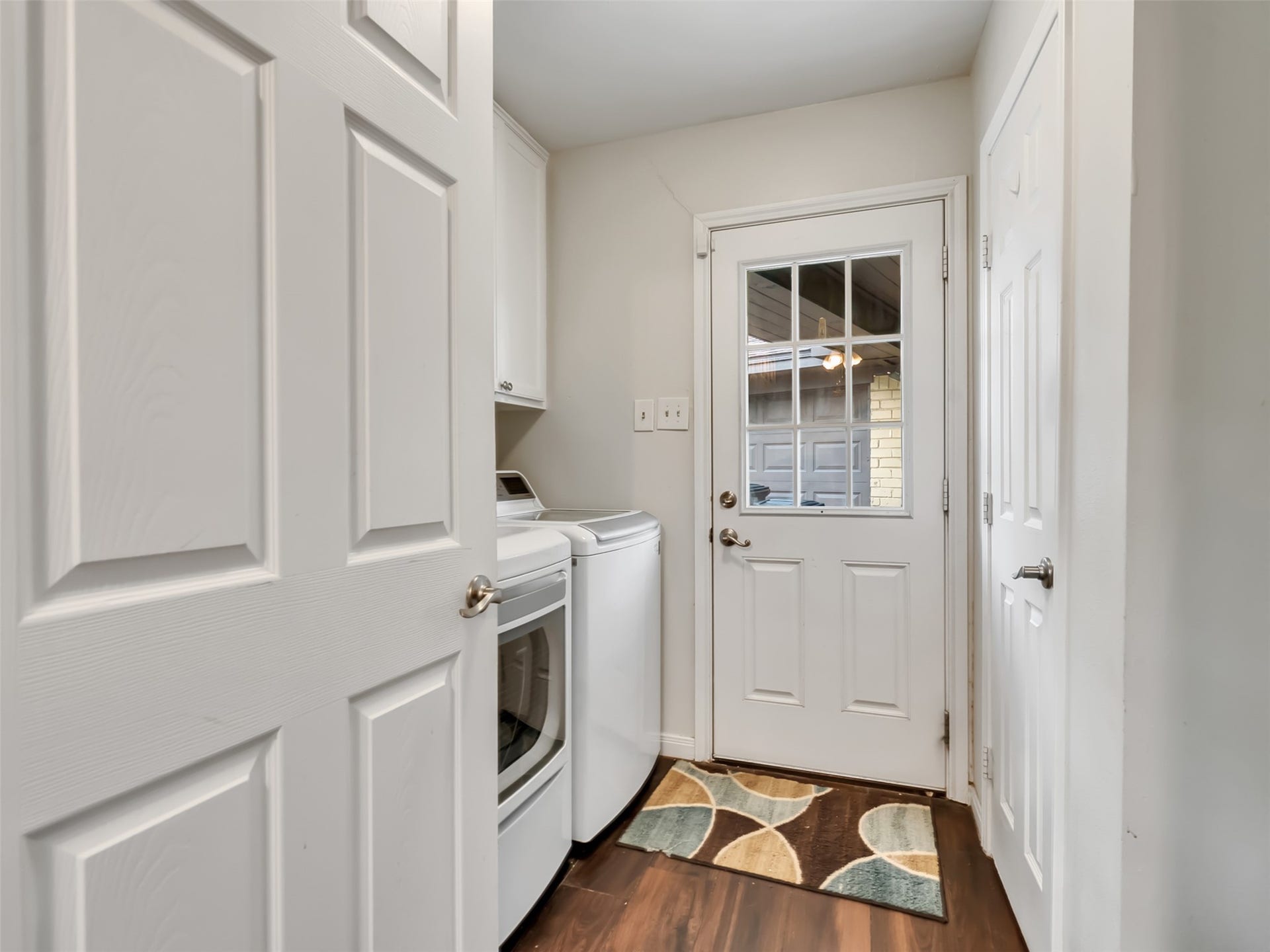 3017 Inwood Drive, Dickinson, TX 77539 Function meets flexibility. This spacious laundry room offers room for a washer, dryer, extra freezer, and pantry storage giving you all the space you need to stay organized and keep everyday life running smoothly.