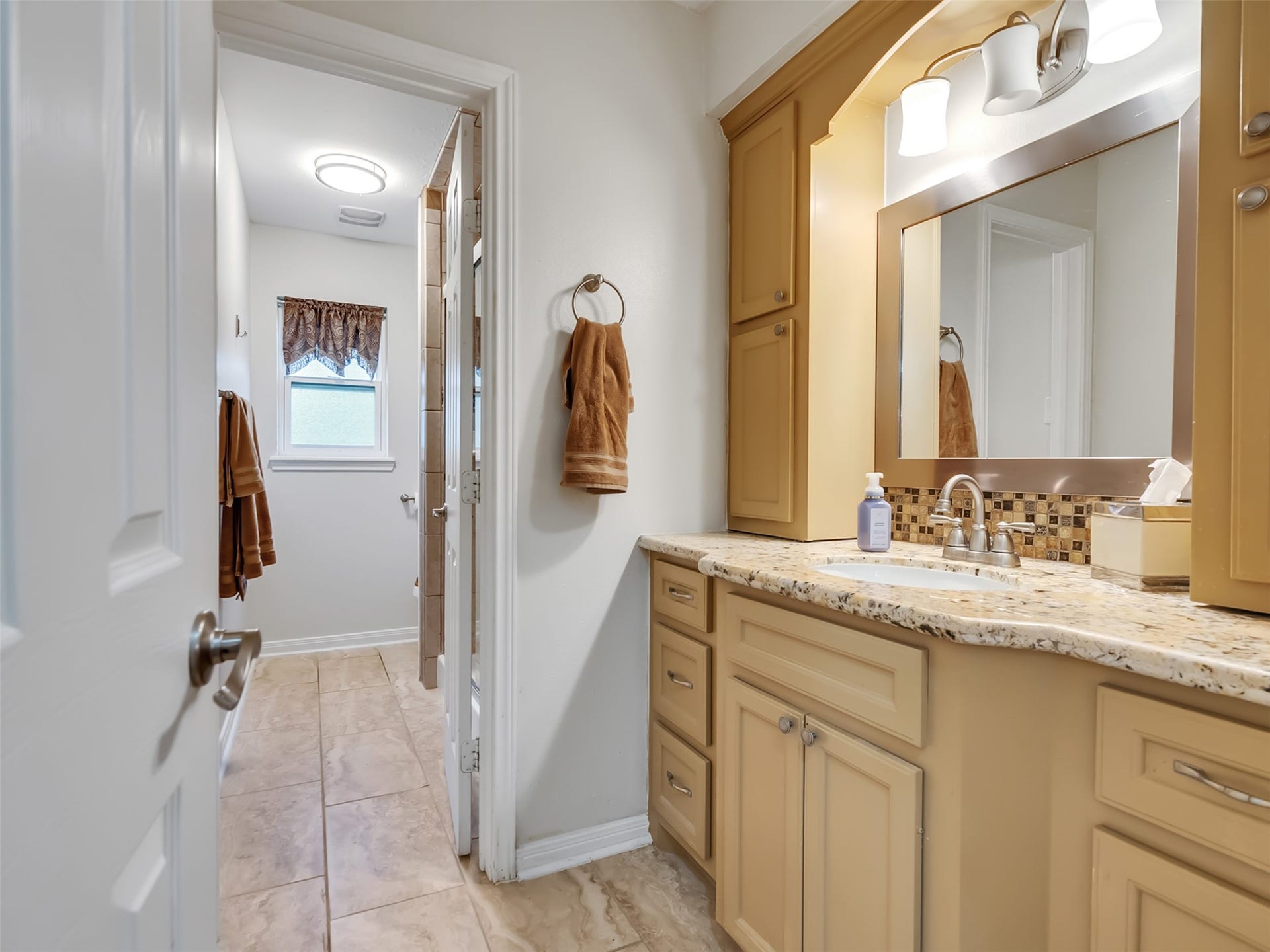 3017 Inwood Drive, Dickinson, TX 77539 Secondary bathroom on the first floor.