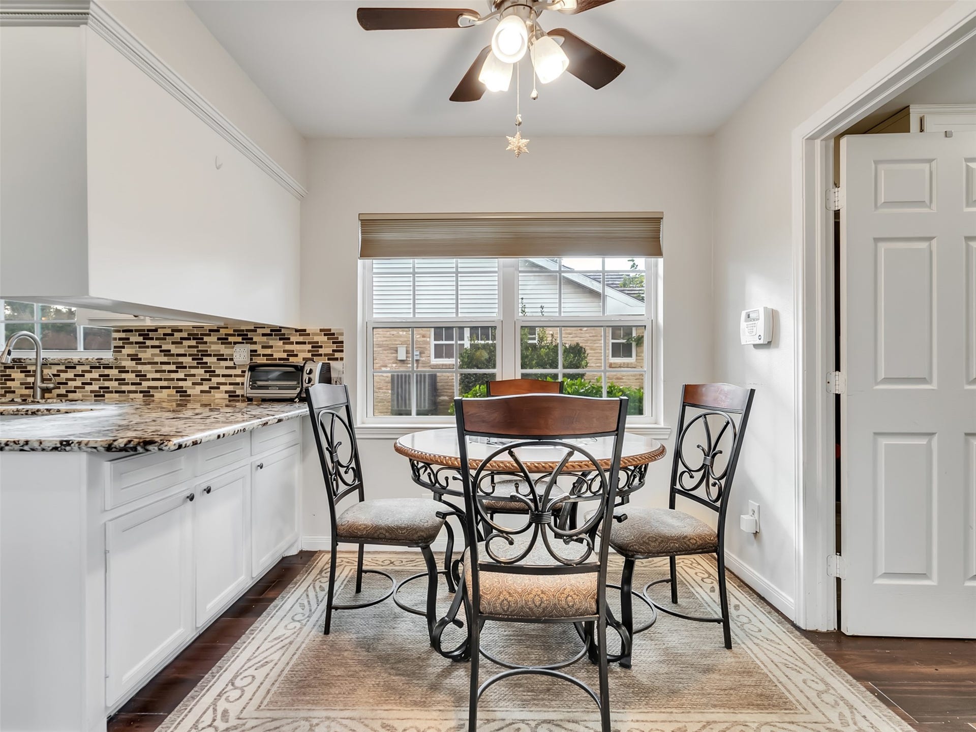 3017 Inwood Drive, Dickinson, TX 77539 Morning coffee just feels better here. This charming breakfast room is the perfect cozy spot to start your day, enjoy family meals, or unwind.