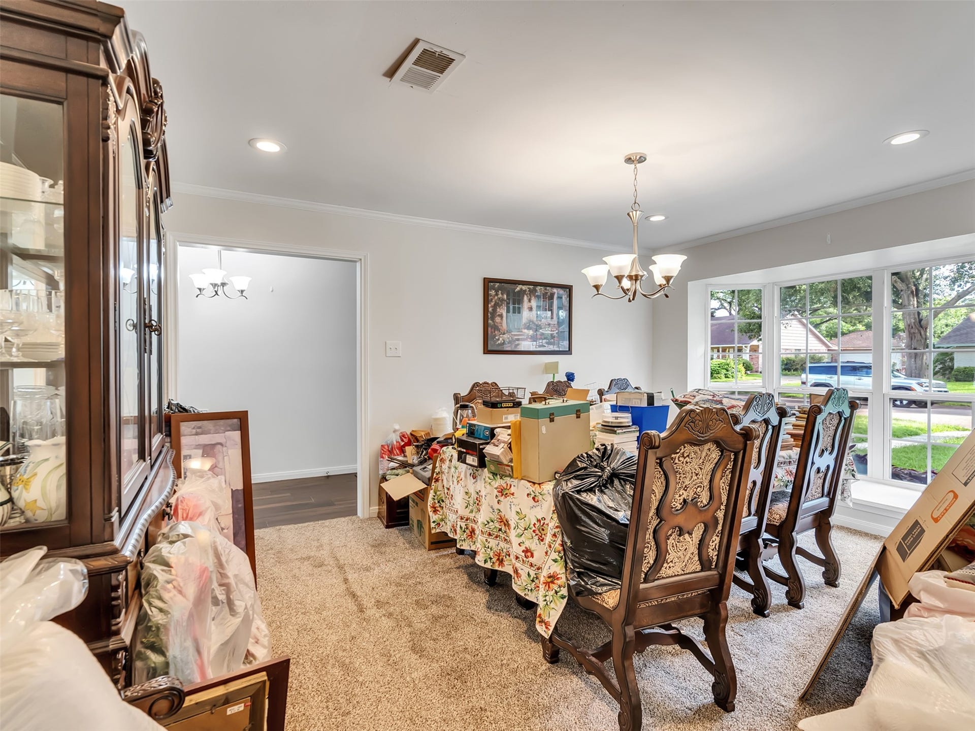 3017 Inwood Drive, Dickinson, TX 77539 Pretty bay window offers plenty of natural lighting.