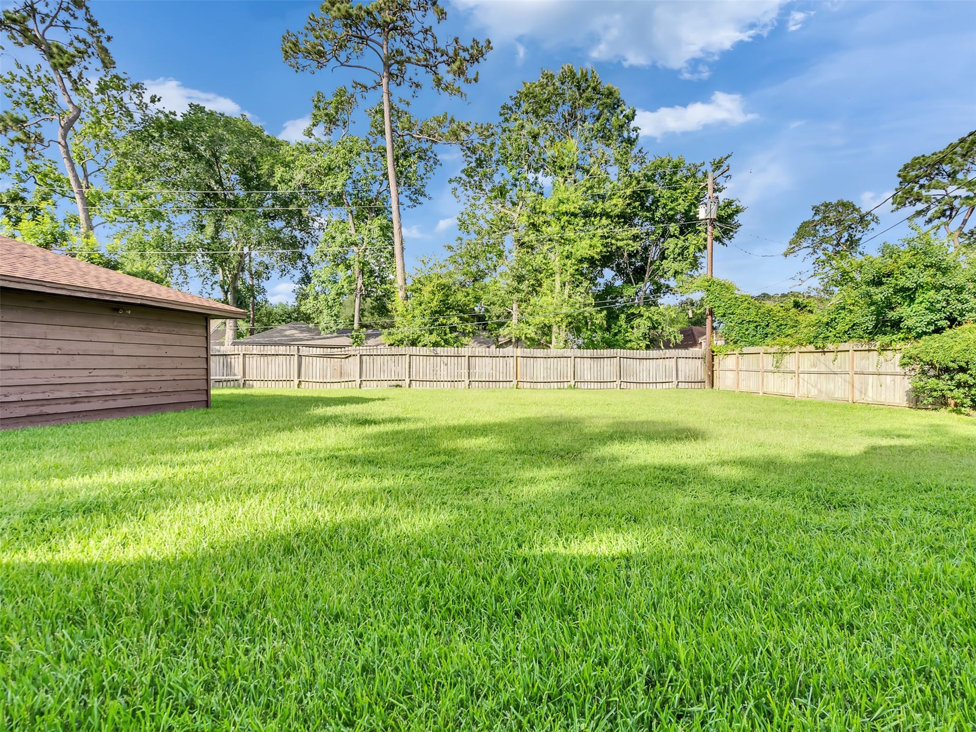 3017 Inwood Drive, Dickinson, TX 77539 An expansive backyard oasis offering endless possibilities for outdoor living, entertaining, and relaxation.