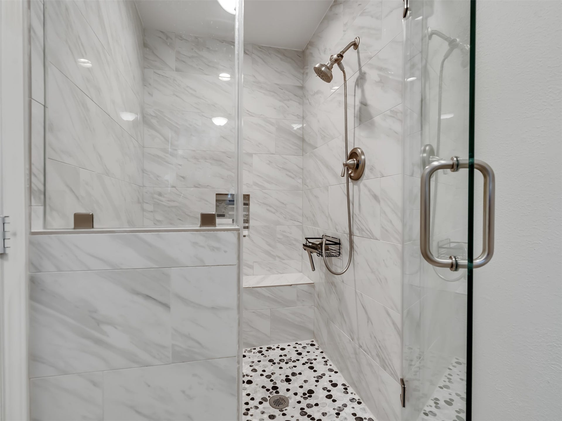 3017 Inwood Drive, Dickinson, TX 77539 Spa-like comfort starts here. This oversized shower features a built-in seat for added luxury, convenience, and the perfect place to relax and unwind.