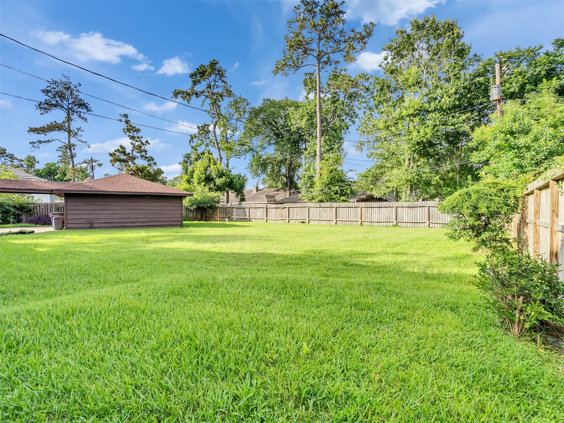 3017 Inwood Drive, Dickinson, TX 77539 This oversized yard features plenty of open green space for gatherings, play, gardening, or future additions, with room to truly spread out and enjoy.