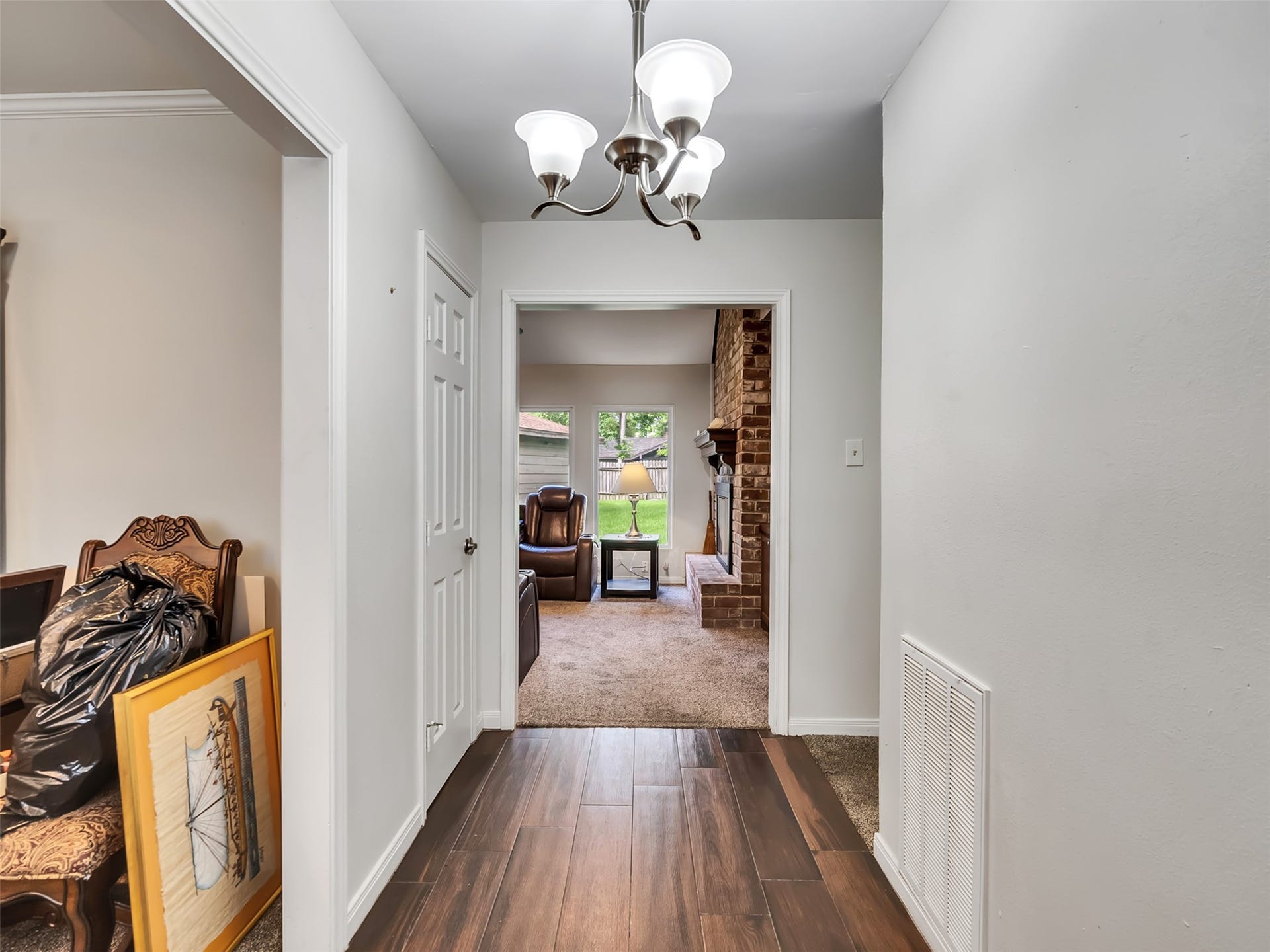 3017 Inwood Drive, Dickinson, TX 77539 Step inside and feel right at home.