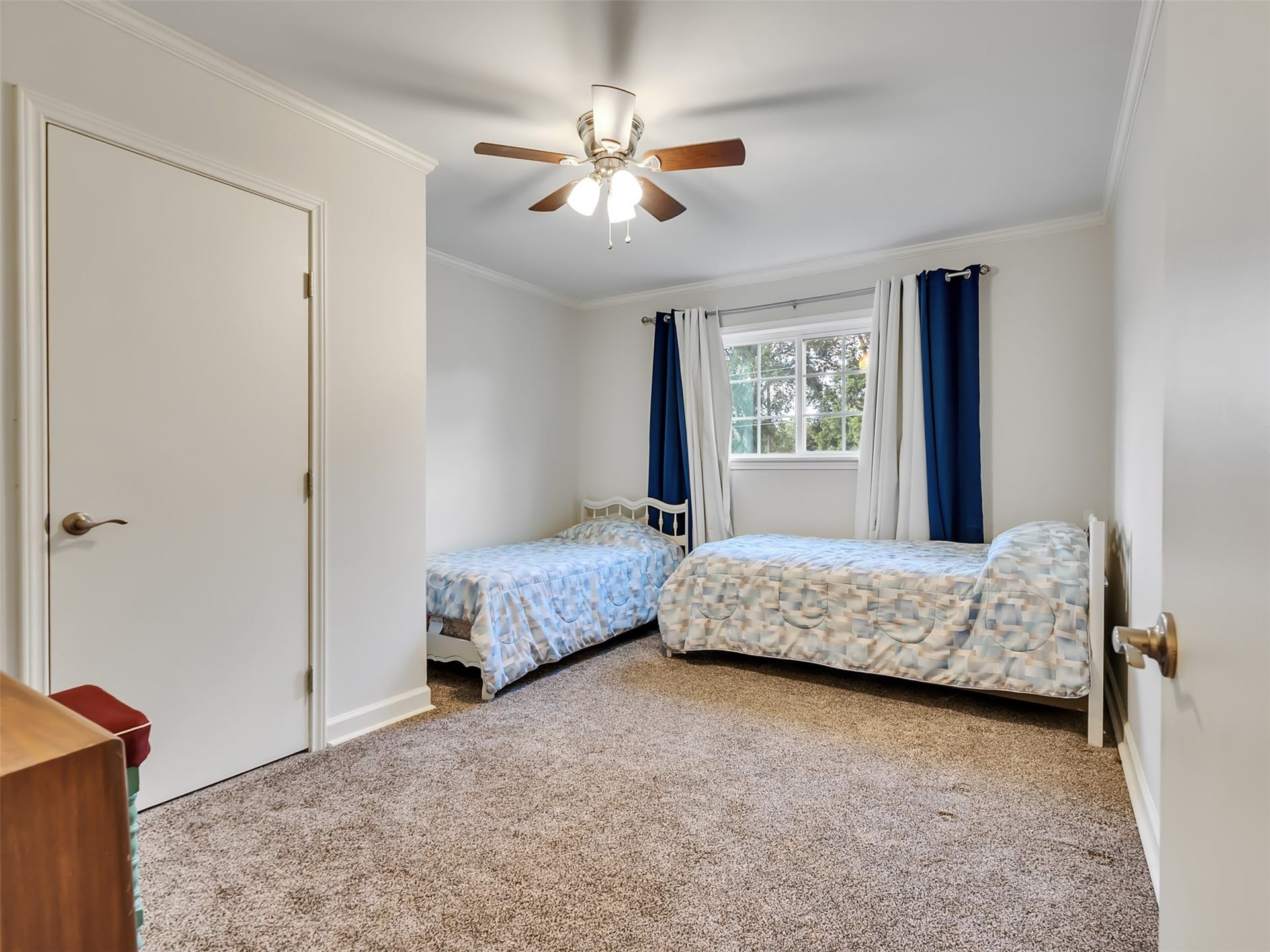 3017 Inwood Drive, Dickinson, TX 77539 Large upstairs bedroom. Bring the bunk beds if you wish there is plenty of room.