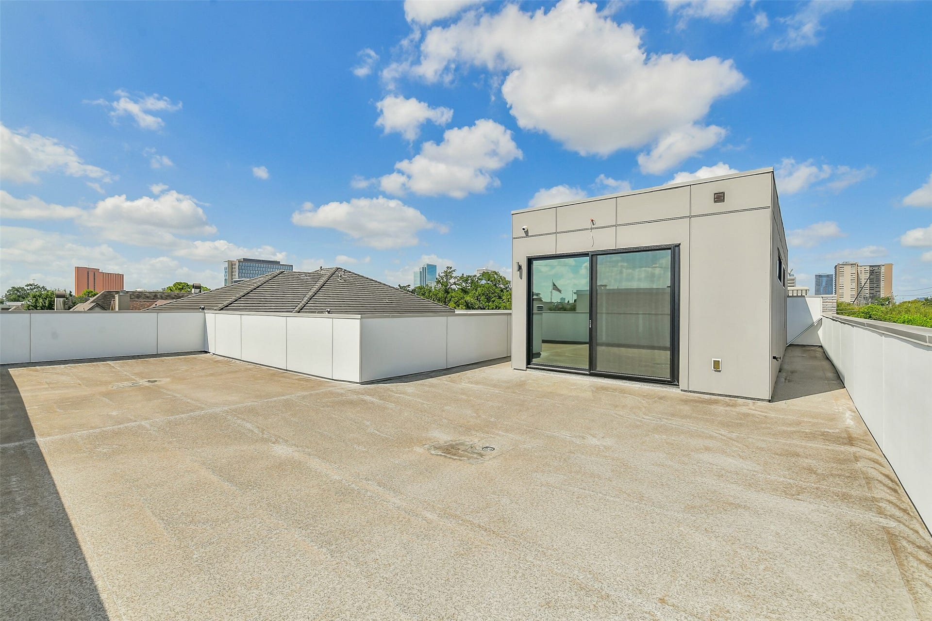 3003 Virginia Street, Houston, TX 77098 Third floor large terraces with expansive views.