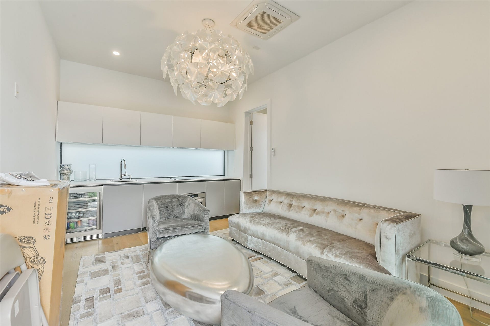 3003 Virginia Street, Houston, TX 77098 Pool house with kitchenette and full bathroom