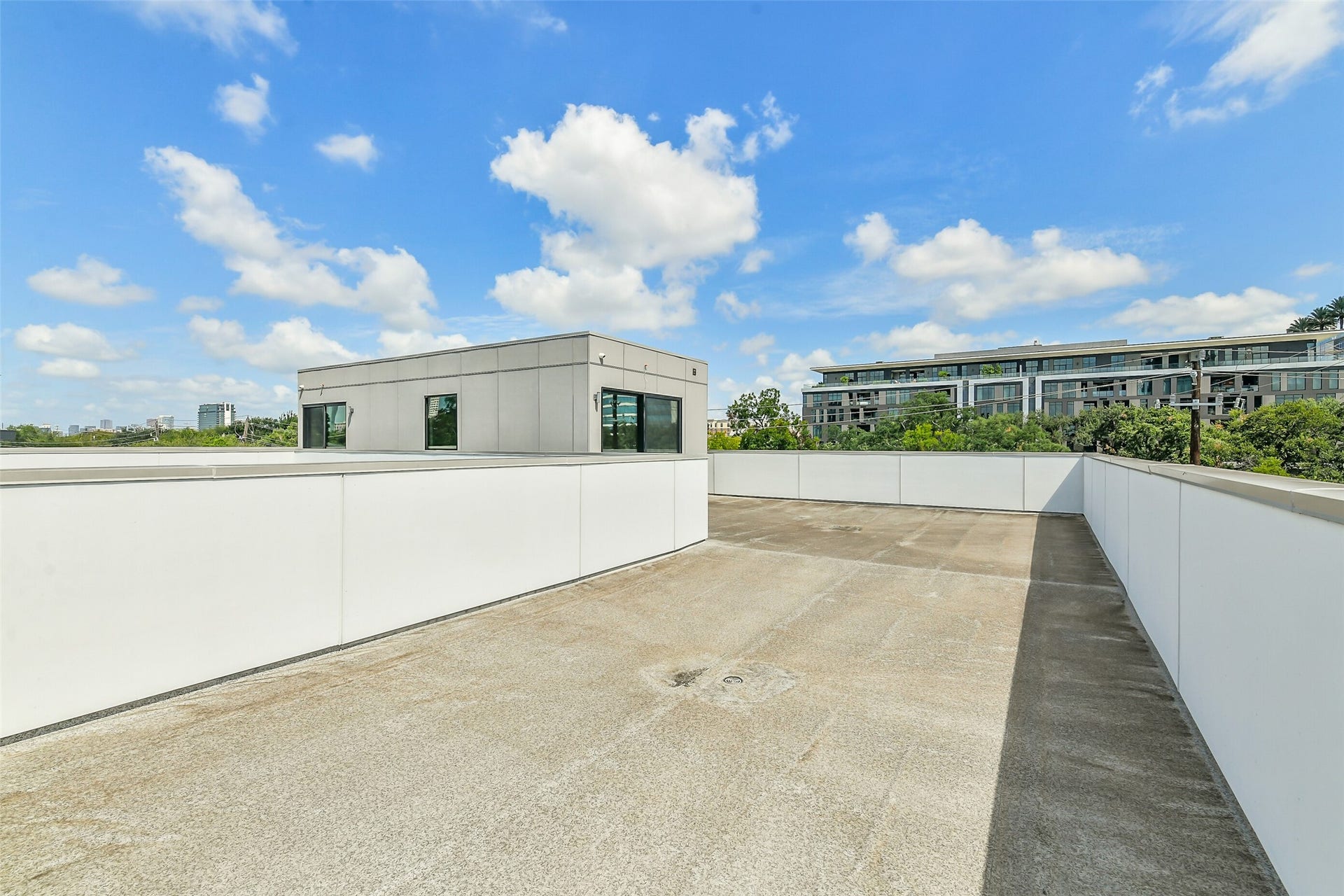 3003 Virginia Street, Houston, TX 77098 Third floor large terraces with expansive views.