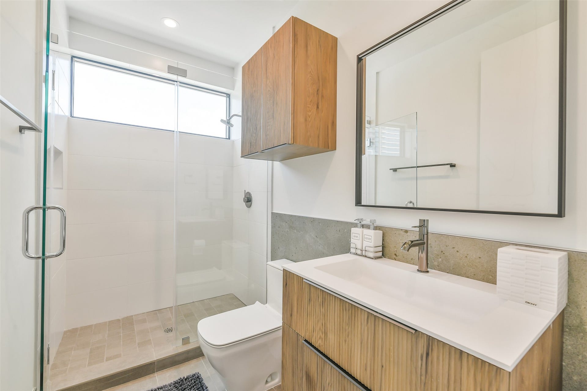 3003 Virginia Street, Houston, TX 77098 Third floor bathroom