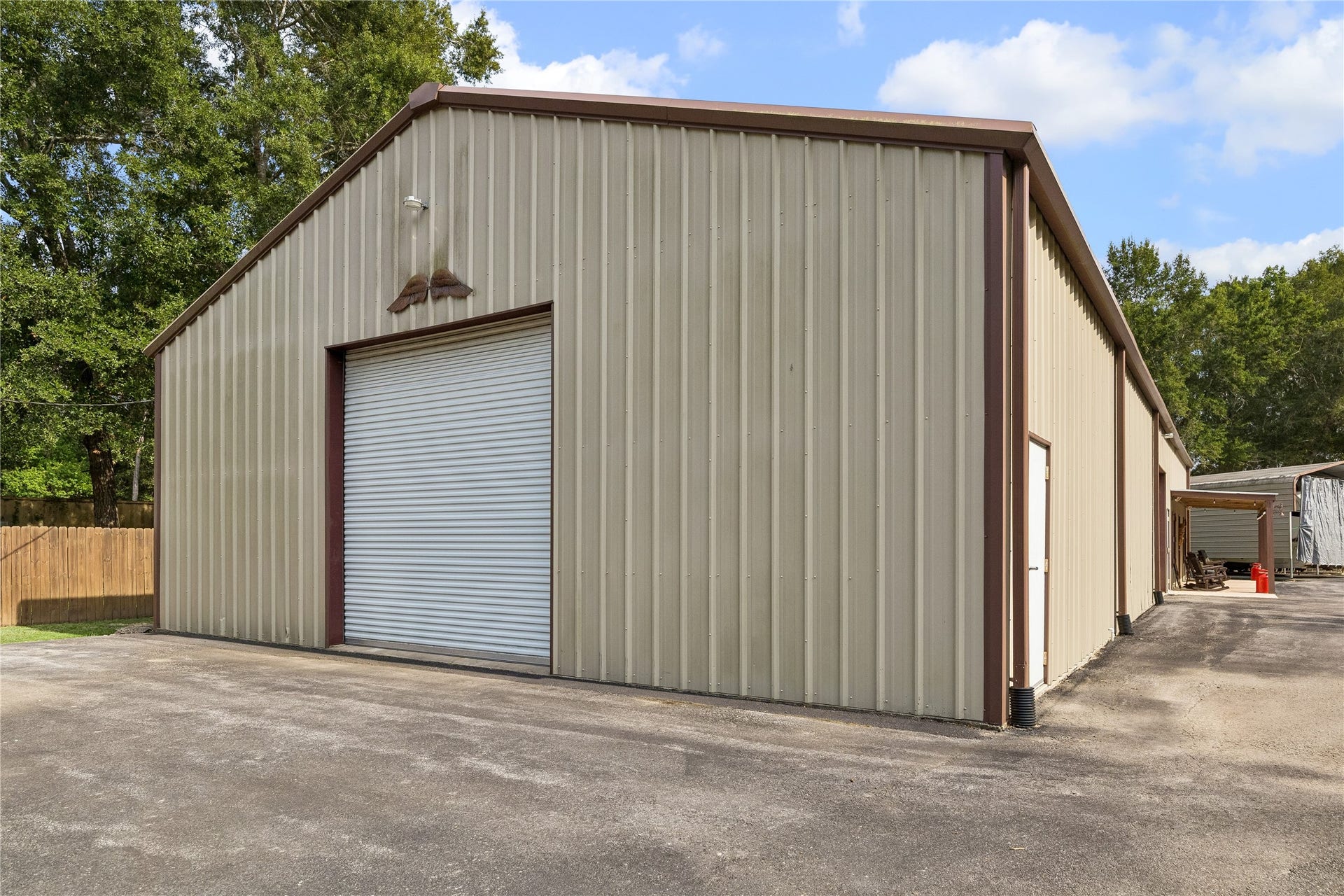 Huge workshop - 40' x 68'/ 40' X 32' is air conditioned space for the game, party, hobby, craft room. Multifunctional.