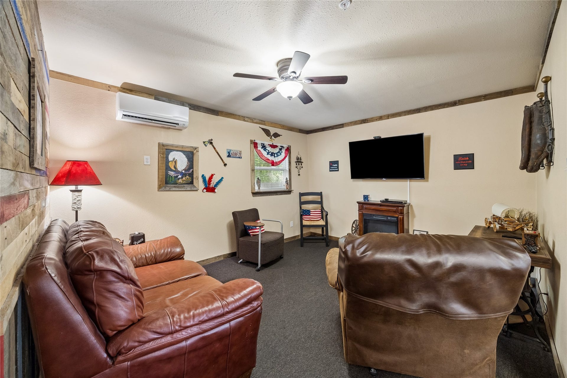 "Americana home" Living Room w\ electric fireplace