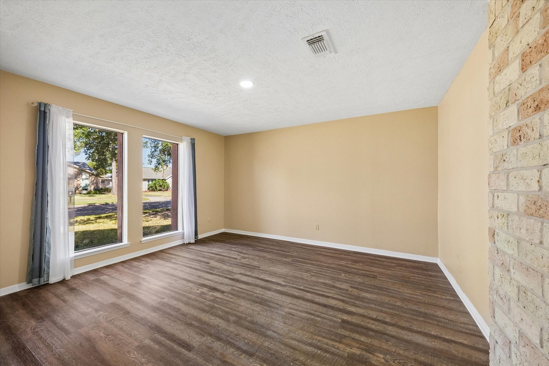 10110 Sagemill Drive, Houston, TX 77089 Bright and inviting office with large windows.