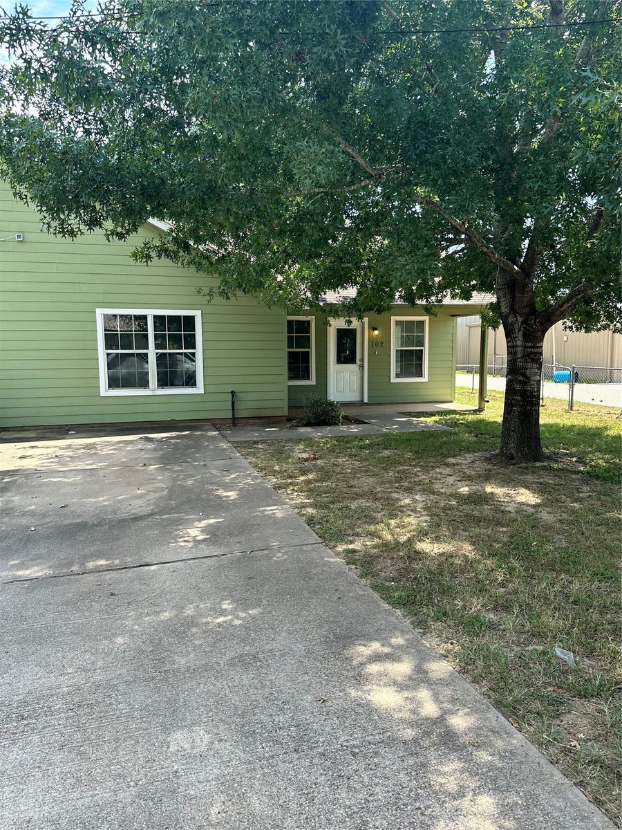 Property photo for 102 Lindley Street, Willis, TX