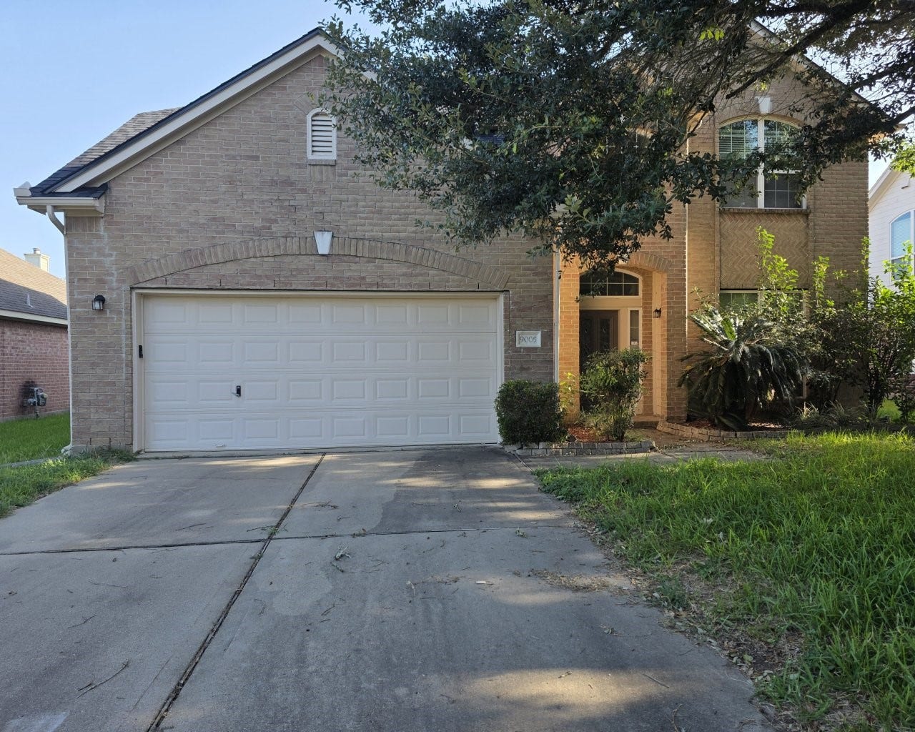 9005 Sundown Drive, Pearland, TX 77584 Beautiful 4-bedroom, 2.5 bath home in sought after Sunrise Lake.