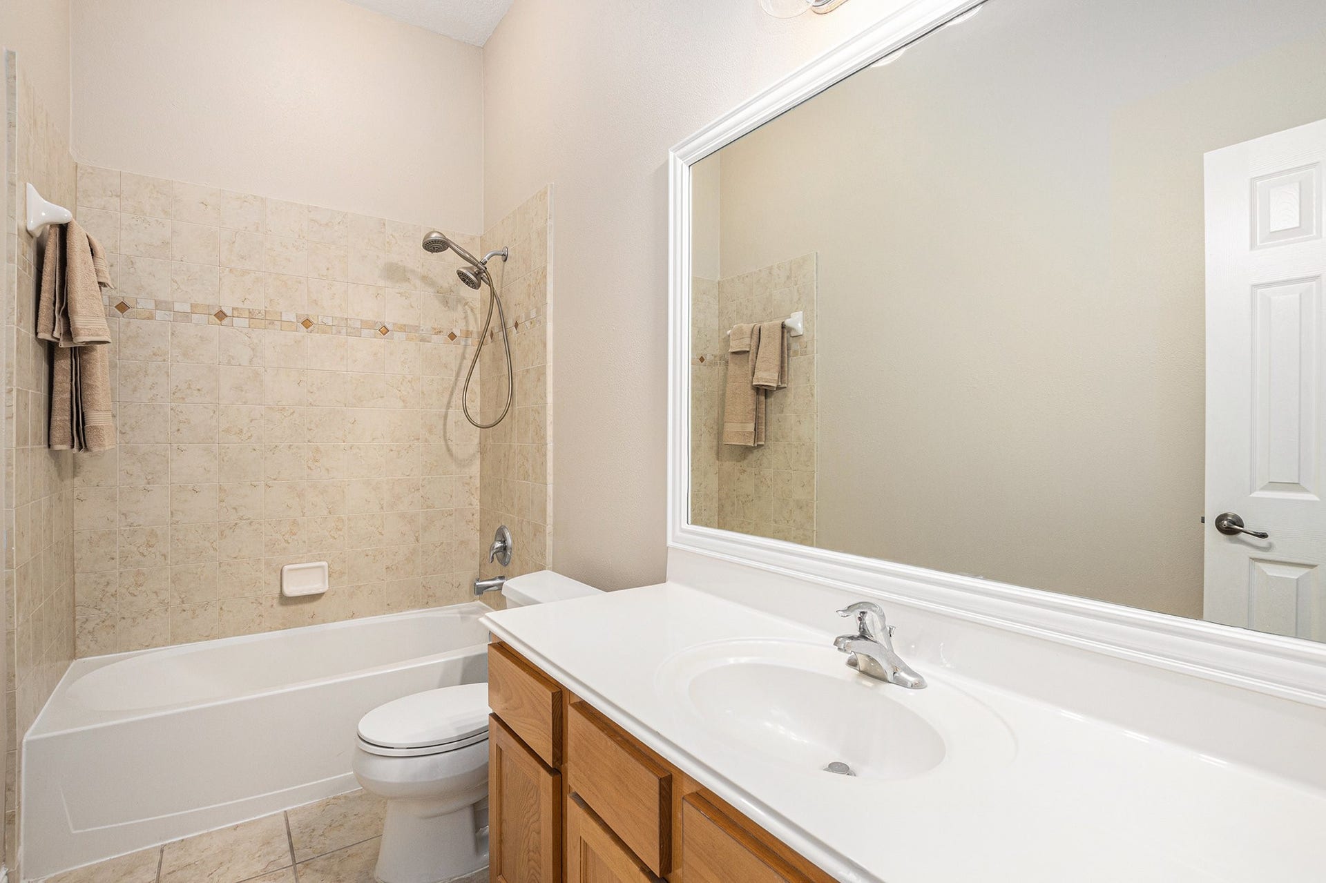 Guest Suite Full bath
