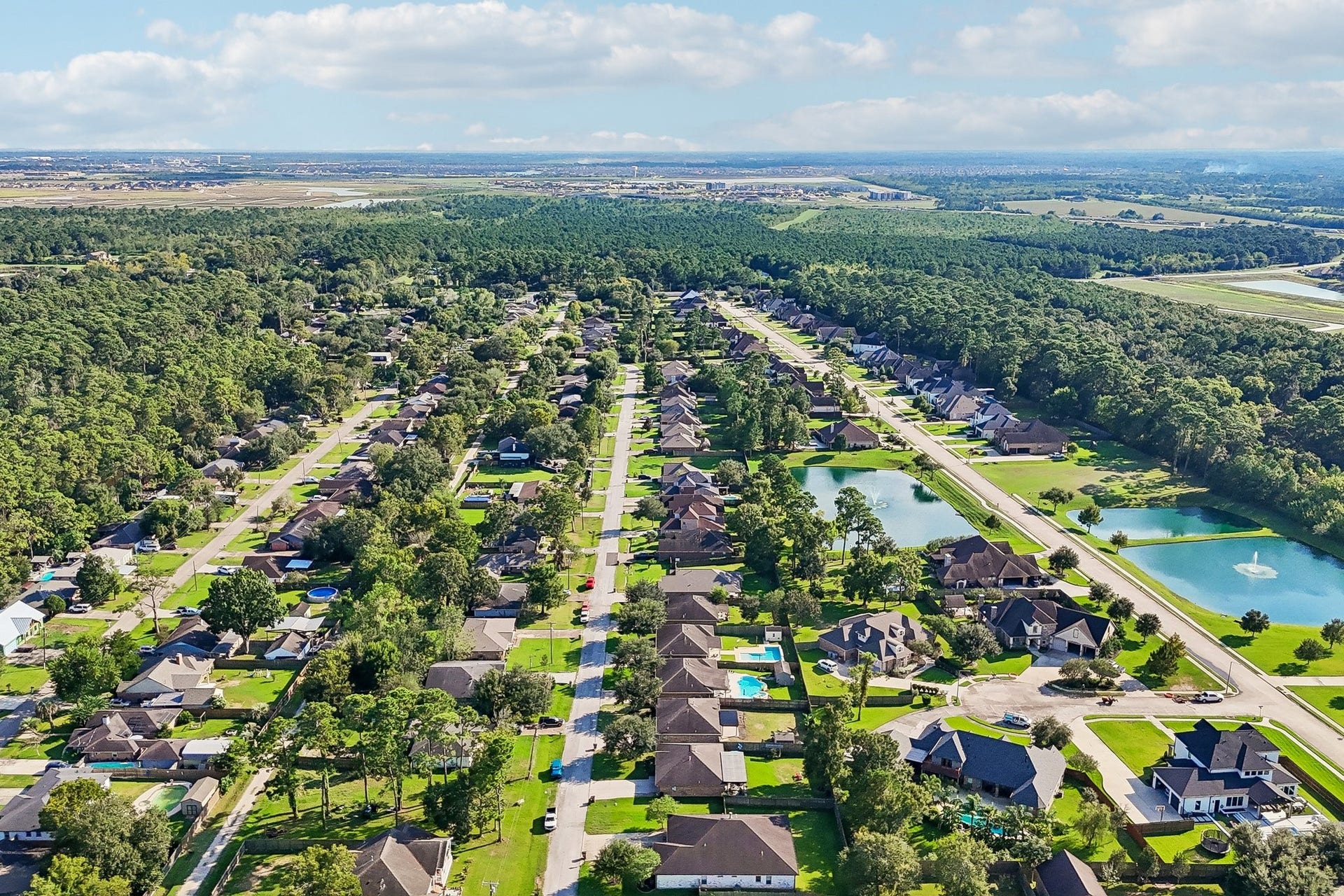 5012 Bayou Dr, Dickinson, TX 77539 Charming neighborhood with tree-lined streets and well-maintained homes, featuring nearby ponds and lush greenery for a serene living environment.