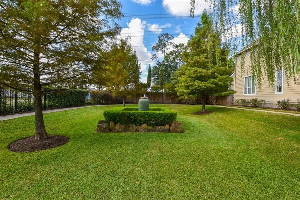 815 Garden Rose Lane, Houston, TX 77018 815 Garden Rose Lane, Houston, TX 77018