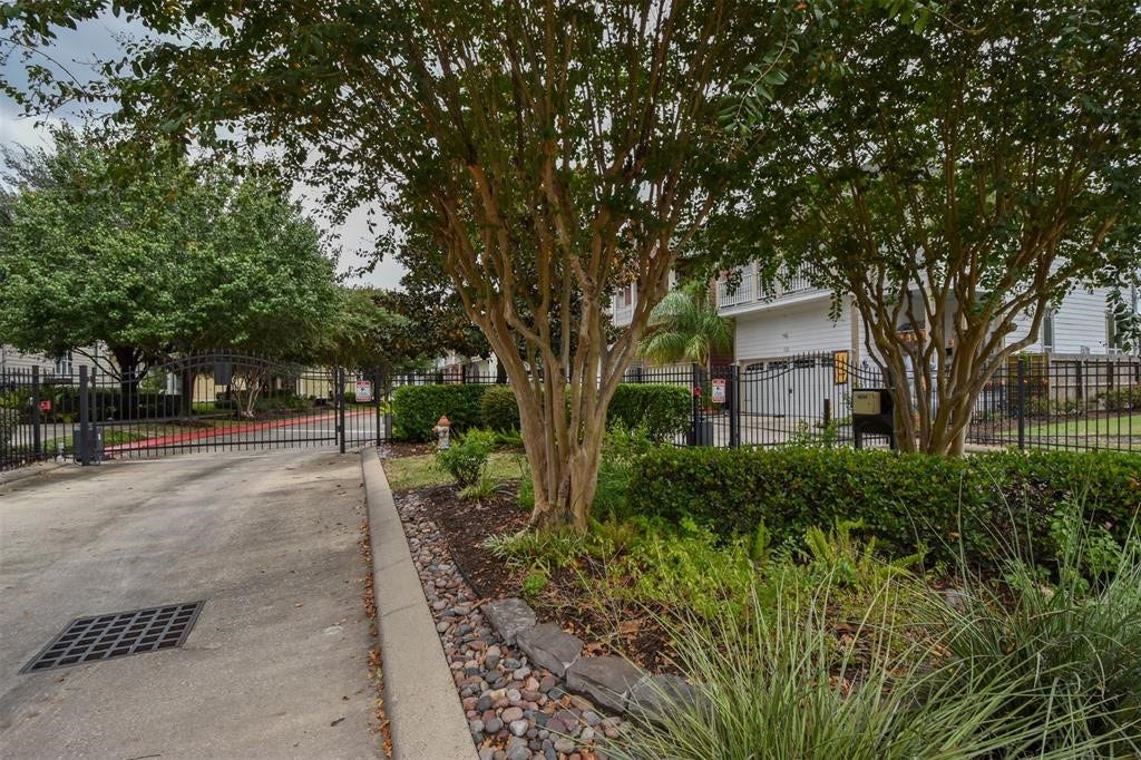 815 Garden Rose Lane, Houston, TX 77018 815 Garden Rose Lane, Houston, TX 77018
