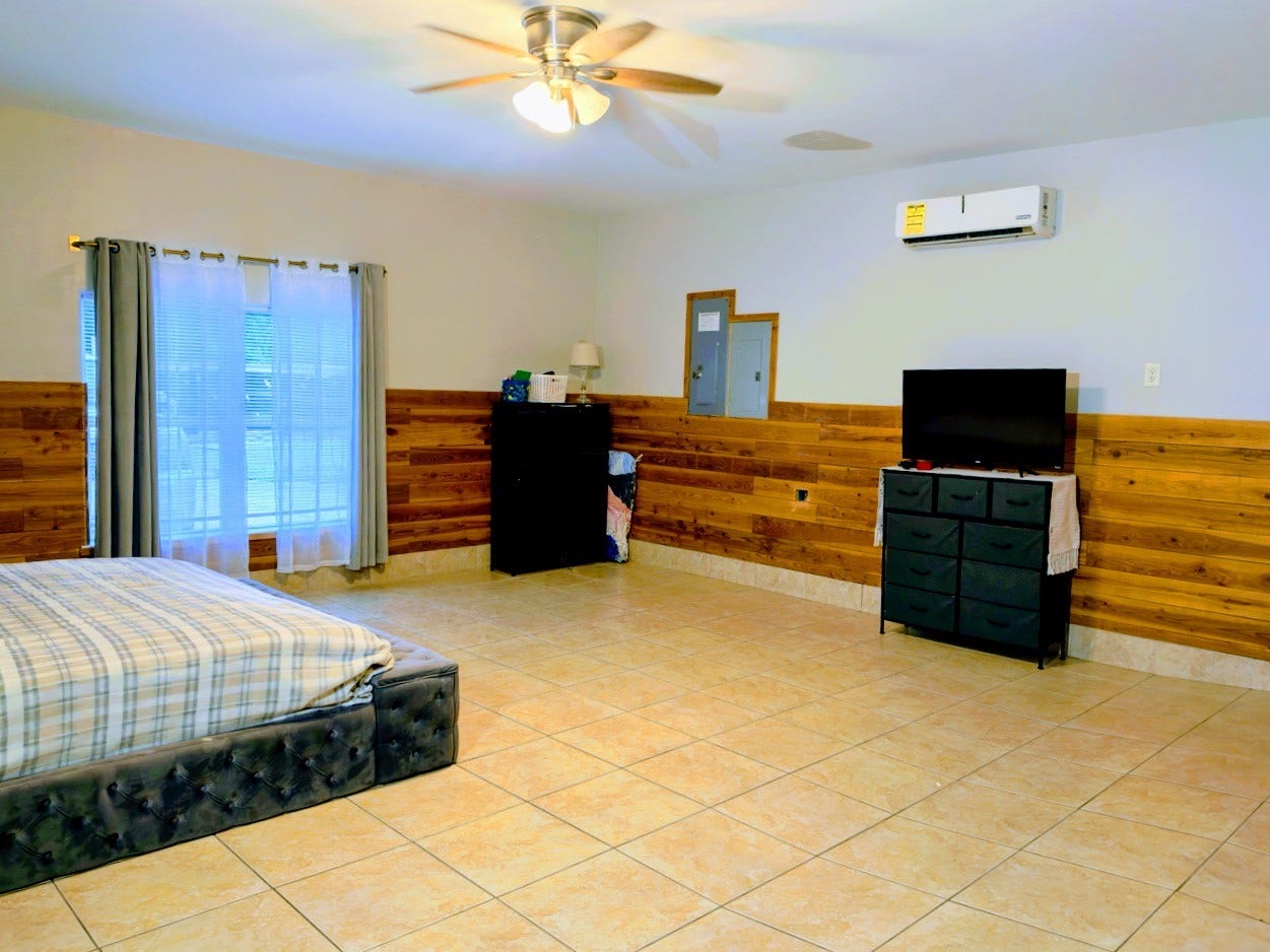 6719 Radcliffe Street, Houston, TX 77091 Huge game room or your next business front space!