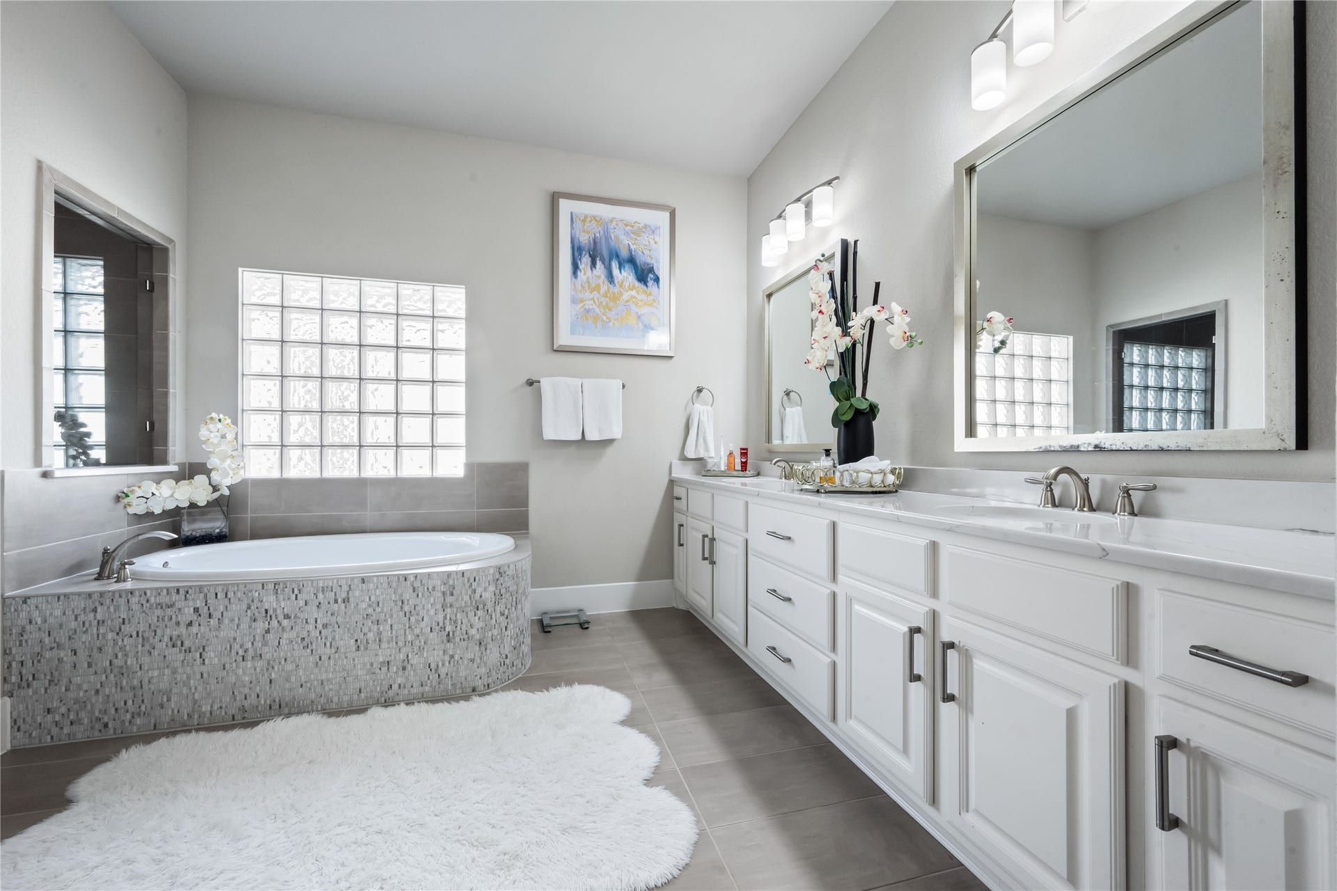 5014 Galahad Court, Missouri City, TX 77459 Large primary bath with double sinks and soaking tub